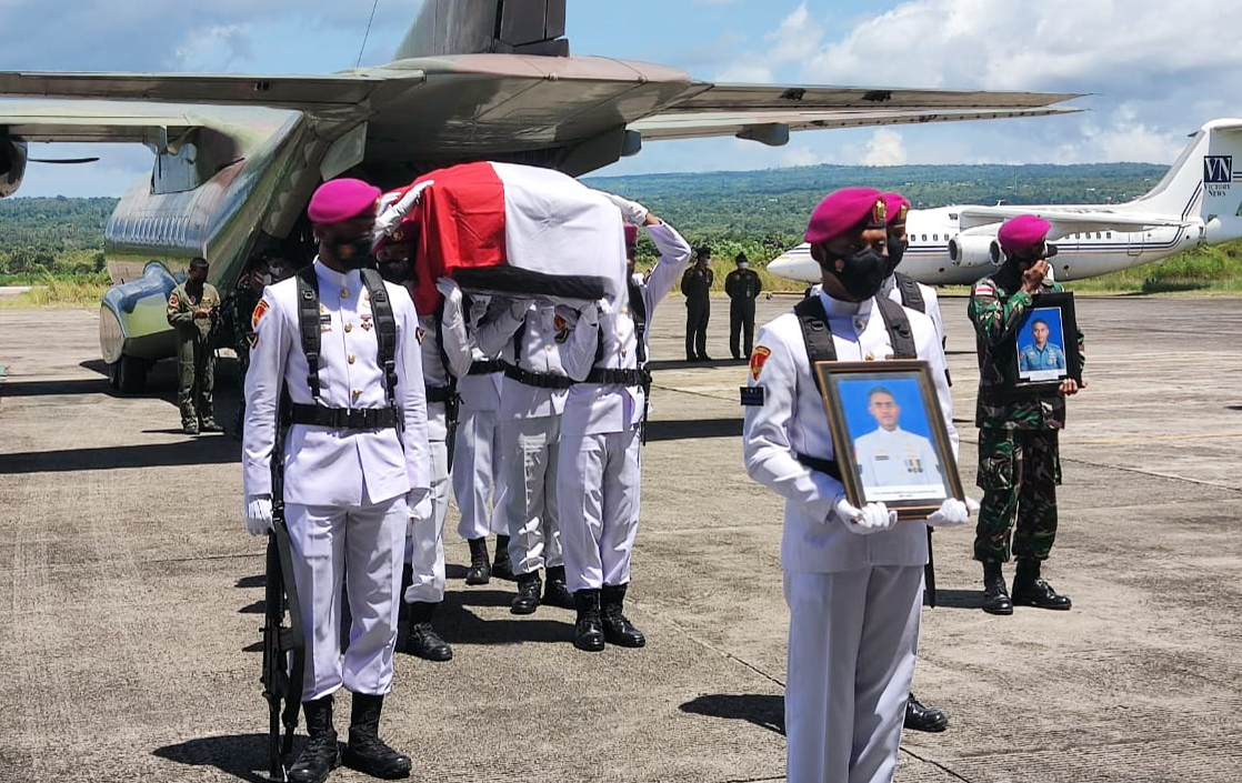 Jenazah Pratu (Marinir) Wilson Anderson Here yang gugur diserang KKB di Papua, tiba di Kupang, Nusa Tenggara Timur, Senin (28/3/2022).