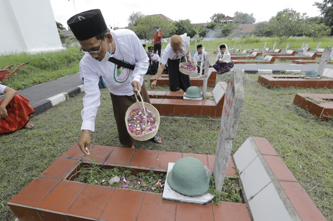 Santri Dukung Ganjar wilayah Banten menggelar aksi sosial dan ziarah di Taman Makam Pahlawan Ciceri dan Makam Sultan Maulana Hasanuddi