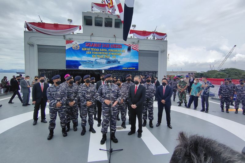 KSAL Laksamana TNI Yudo Margono (tengah), saat memberikan keterangan di atas KRI Teluk Palu-523. Rabu (9/3)