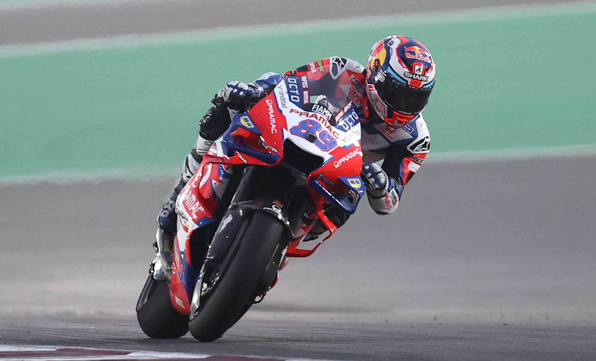Pembalap Pramac Ducati, Jorge Martin merebut pole position MotoGP Qatar 2022.  