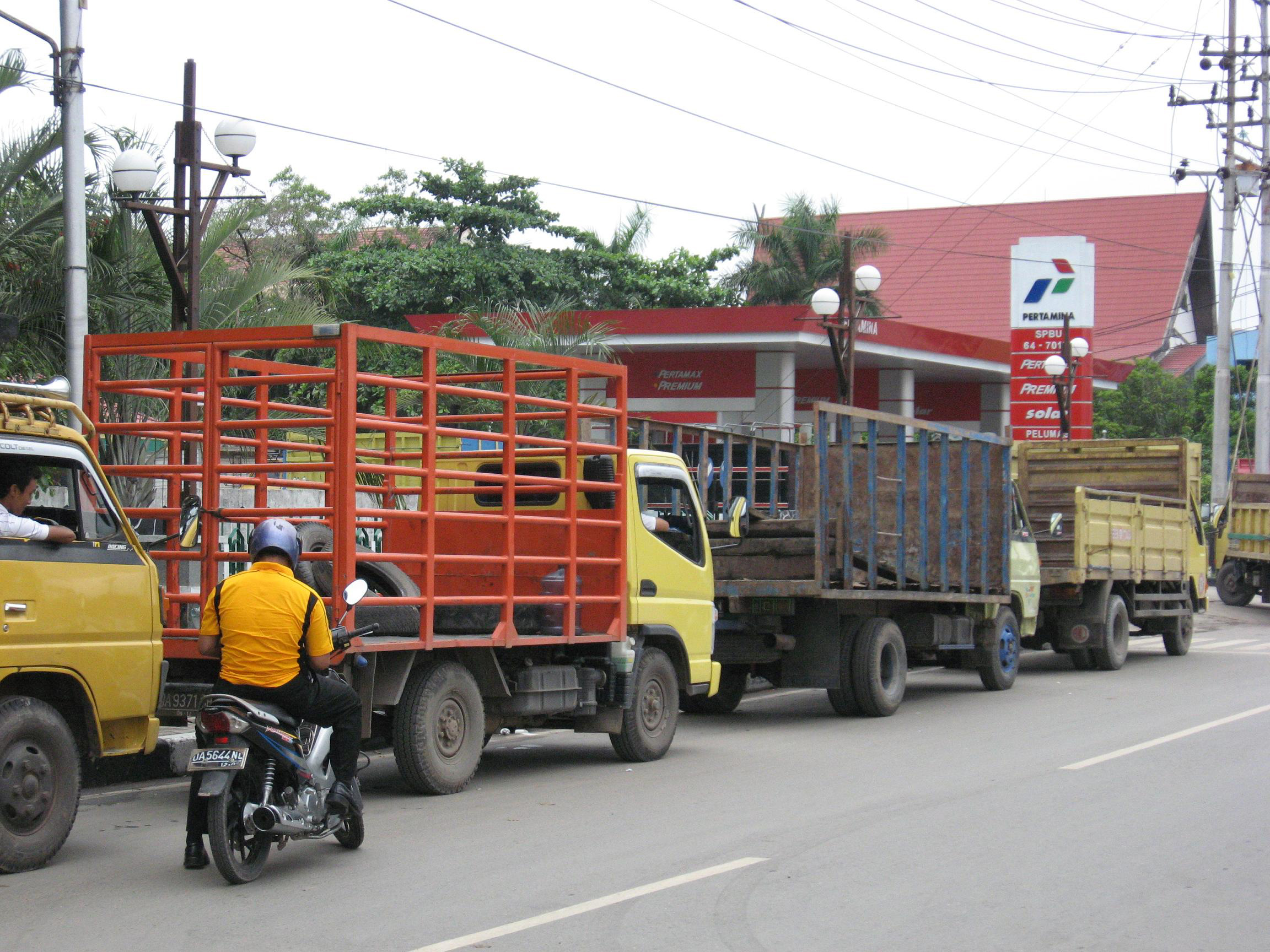 Kendaraan truk mengantre BBM jenis solar di SPBU di Kalsel.
