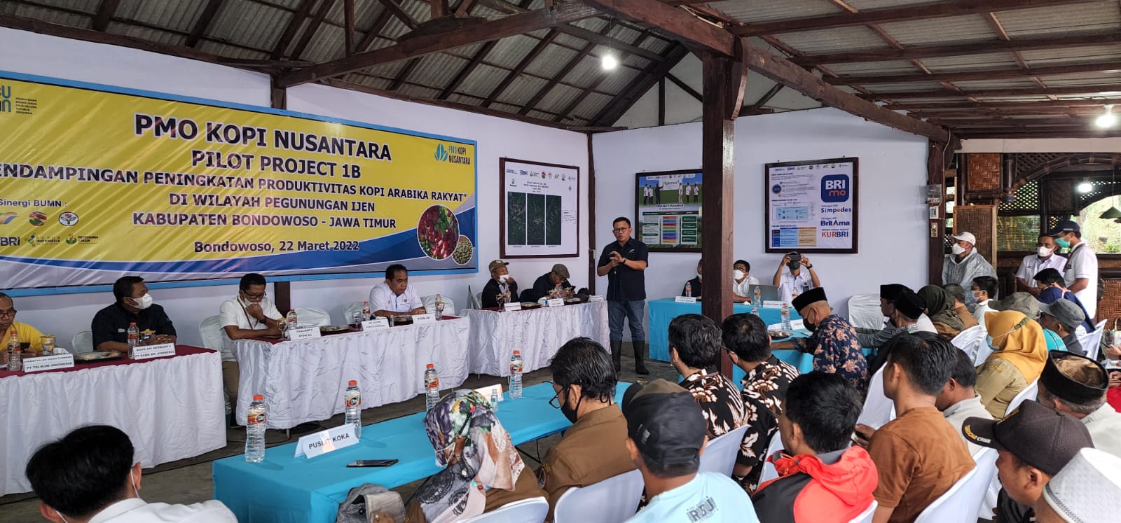 Tim PTPN dan Tim PMO Kopi Nusantara memberi penyuluhan kepada petani di Bondowoso, jawa Timur, Selasa (22/3)