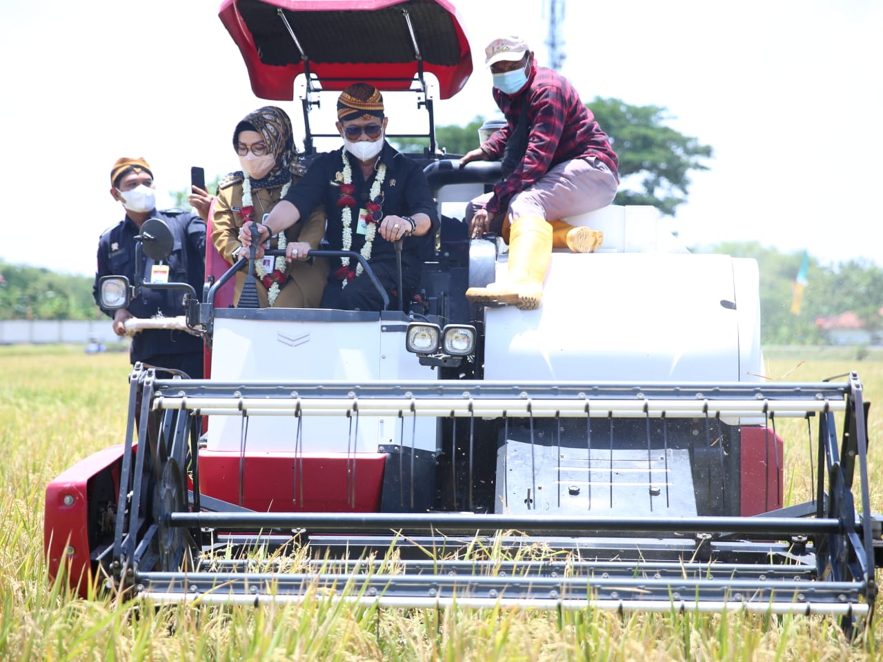 Menteri Pertanian Syahrul Yasin Limpo mencoba alat mesin pertanian combine harvester saat kunjungan kerja ke daerah.