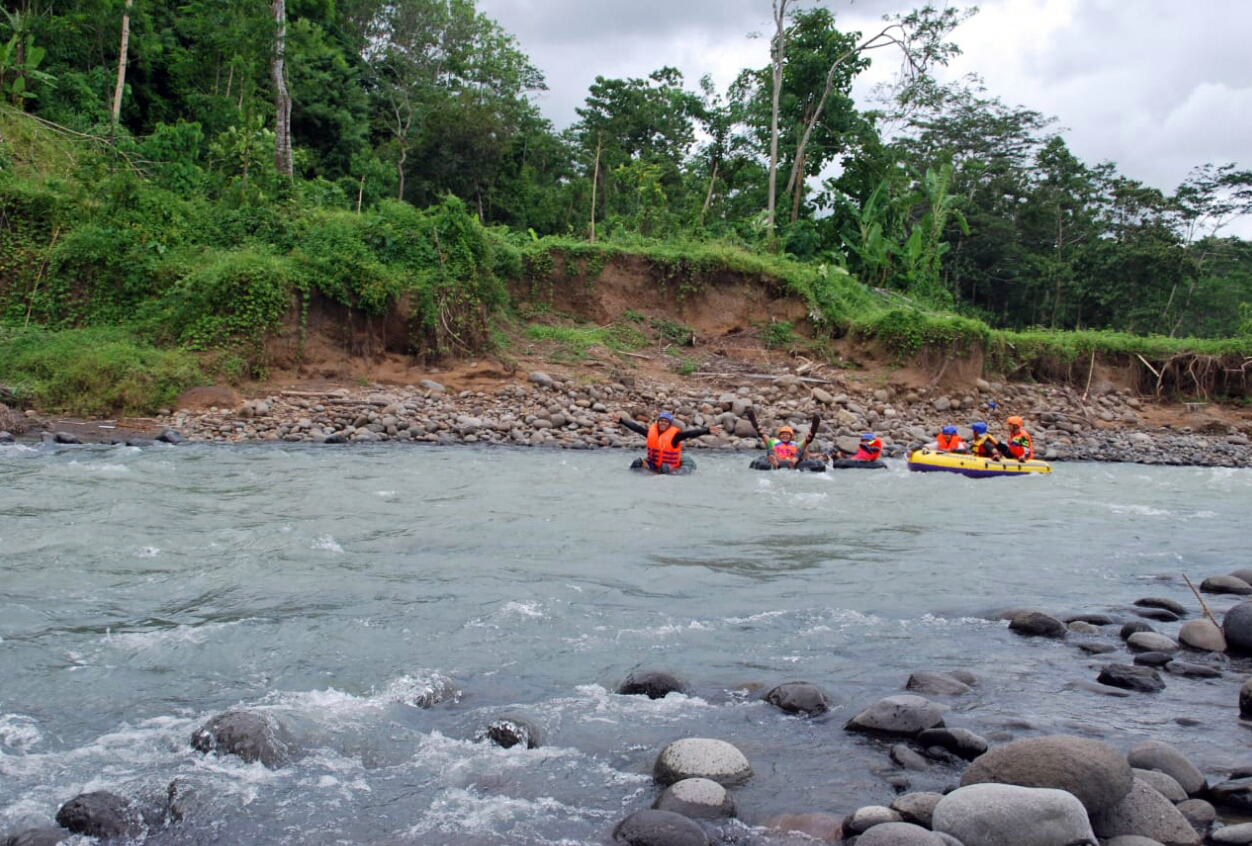 Wisatawan menikmati arung jeram dan river tubing di aliran Sungai Cimadar, Kecamatan Cidaun, Kabupaten Cianjur,