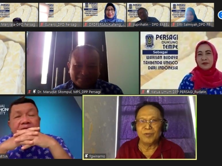 Tempe terbuat dari kacang kedelai yang diproses melalui fermentasi menggunakan mikroorganisme kapang Rhizopus sp.