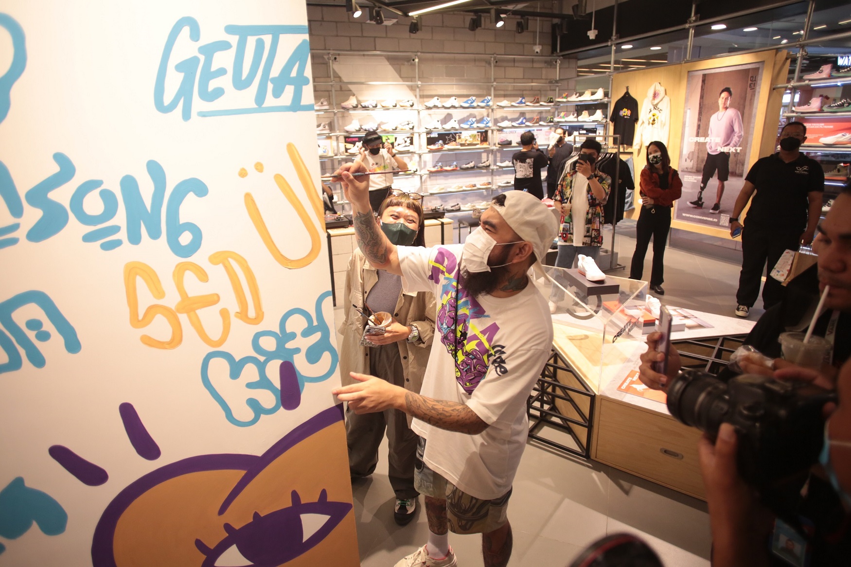 Philip Fonk menggambar mural di Flagship Store Converse di Kota Kasablanka