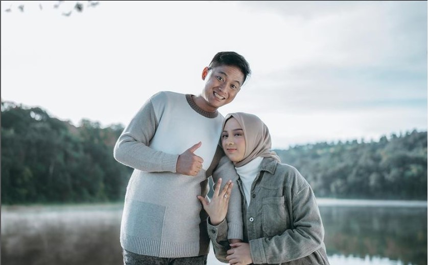 Tersangka kasus investasi bodong binary option Doni Salmanan (kiri) dan istri Dinan Nurfajrina