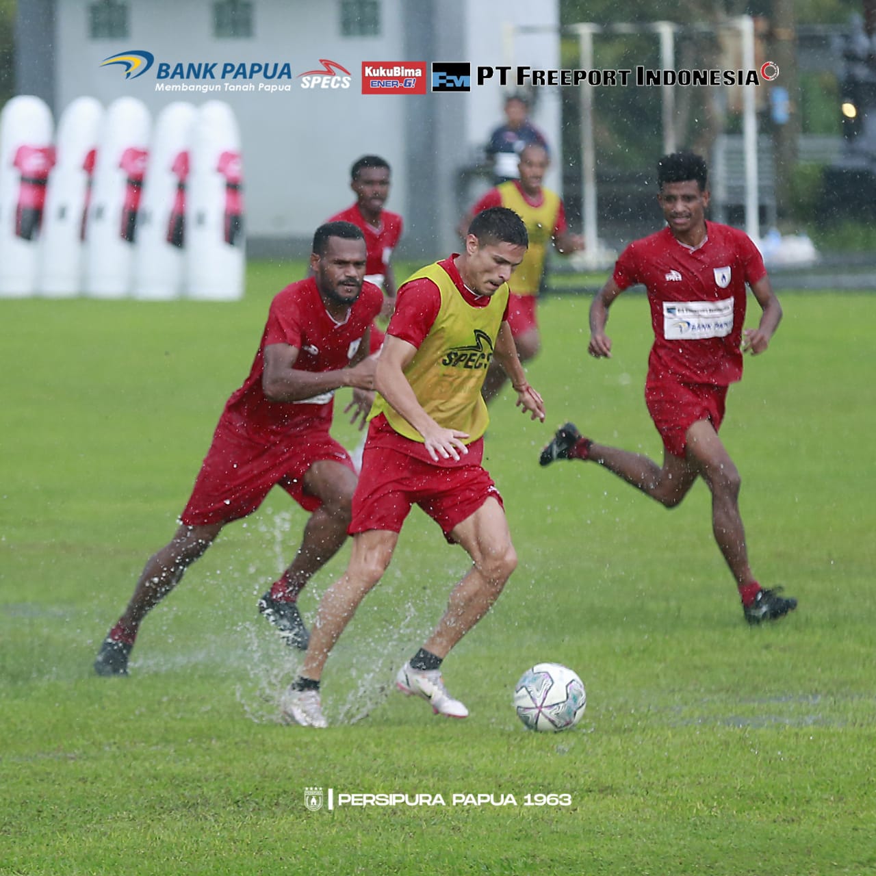 Skuad Persipura tengah menjalani sesi latihan