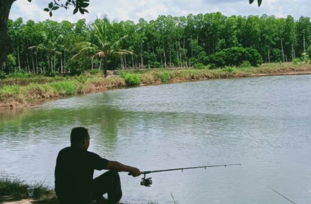 Suasana di lokasi wisata pemancingan Borongkalukua di Kecamatan Maros Baru, Kabupaten Maros, Sabtu (26/3).