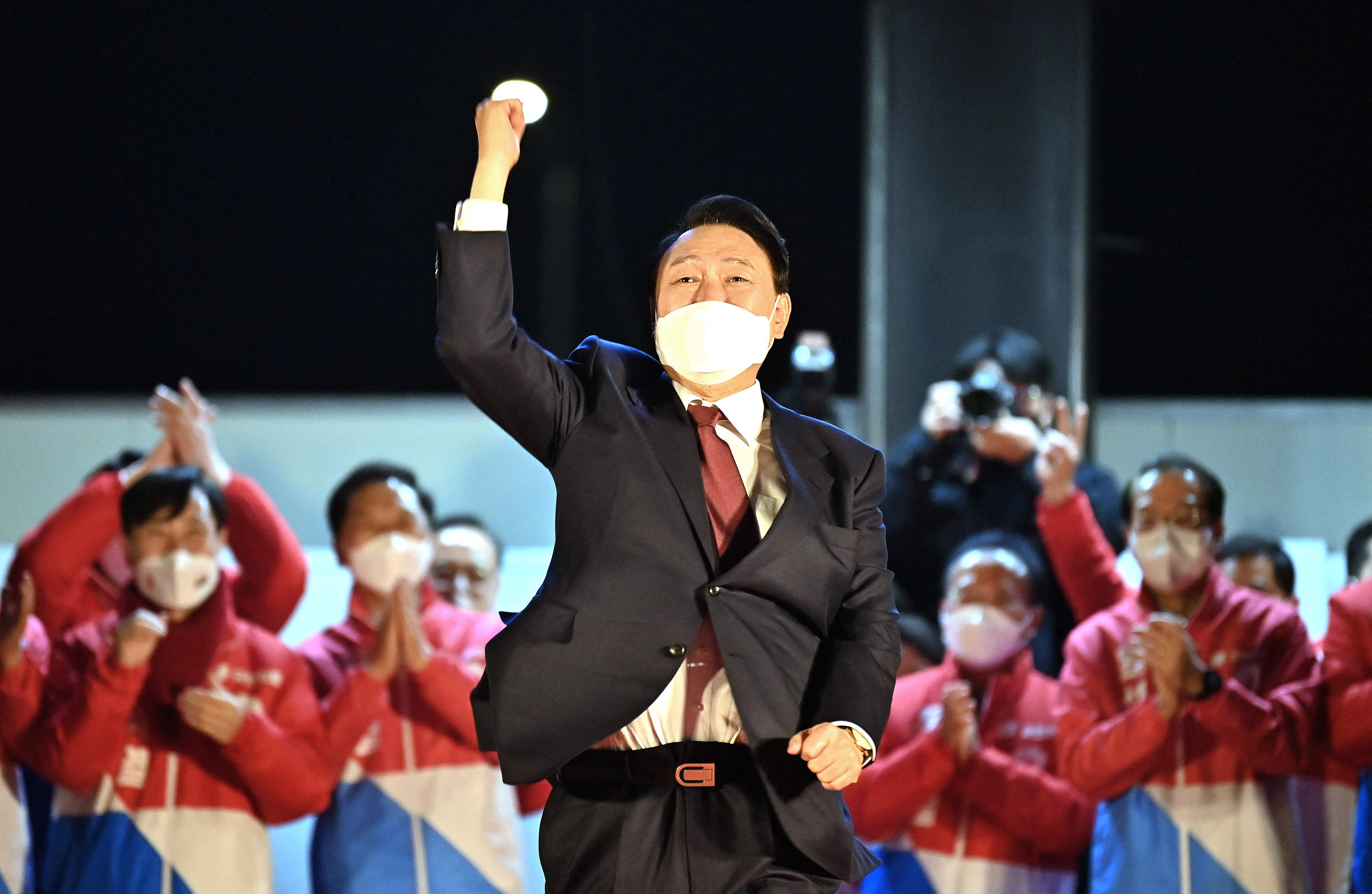 Presiden terpilih Korea Selatan Yoon Suk-yeol merayakan kemenangannya dalam pemilu.