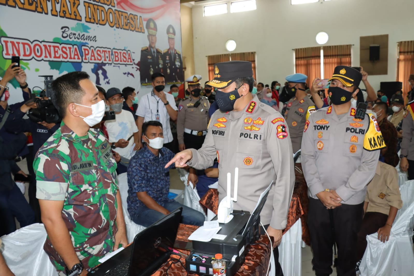 Kabaintelkan Polri Komjen Pol Ahmad Dofiri menyapa petugas vaksinasi serentak dari TNI di Islamic Center Ciamis, Sabtu (26/3)