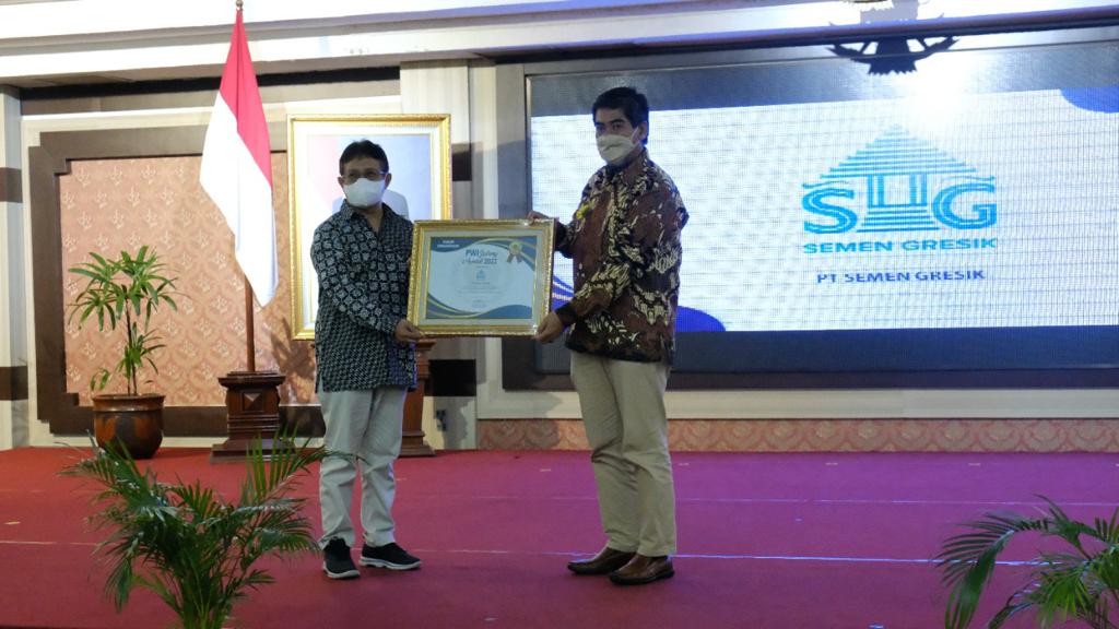 PWI Jawa Tengah menyerahkan penghargaan kepada manajemen PT Semen Gresik