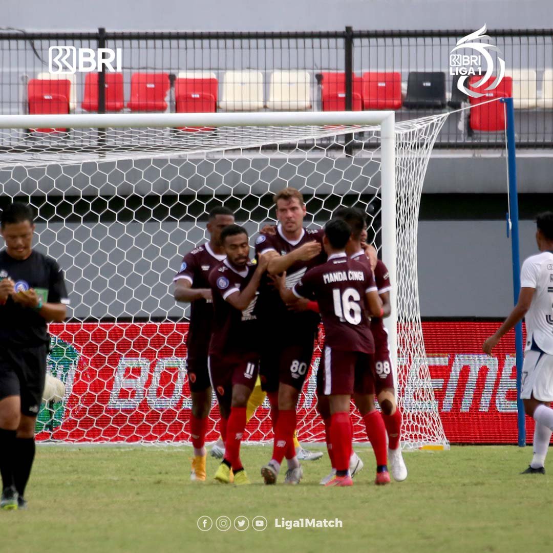 Pemain PSM Makassar merayakan kemenangan atas PSIS