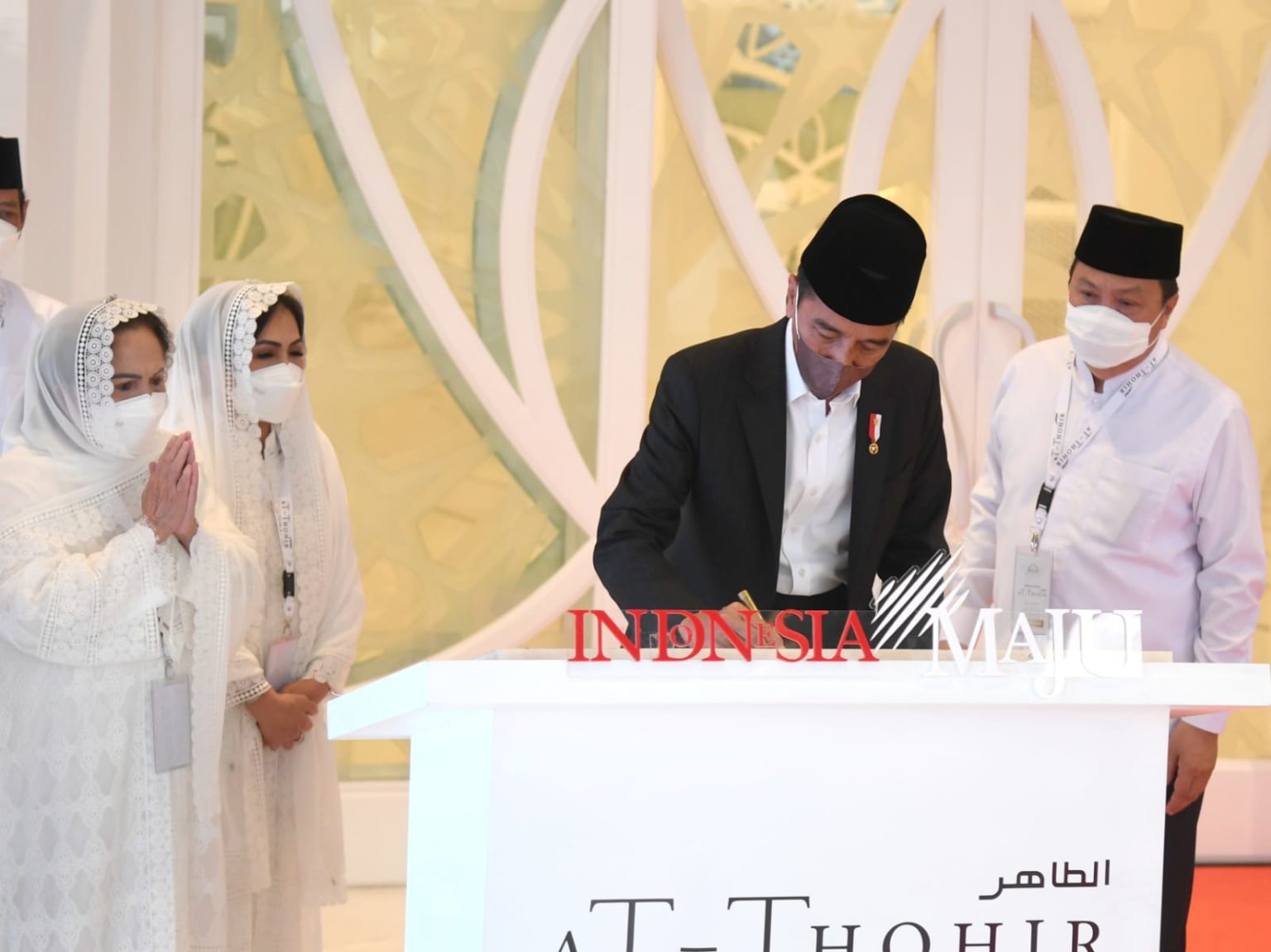 Presiden Joko Widodo meresmikan Masjid At-Thoir, di Depok, Jawa Barat