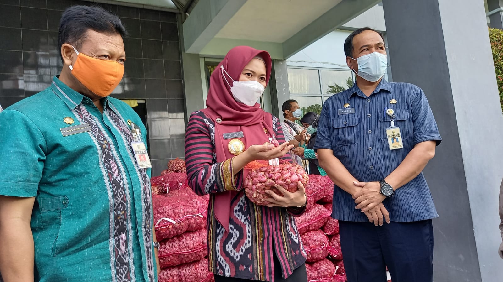  Produksi bawang merah di Demak, Jateng, pada panen yang akan dilaksanakan pada bulan April nanti mencapai 9.837 ton. 
