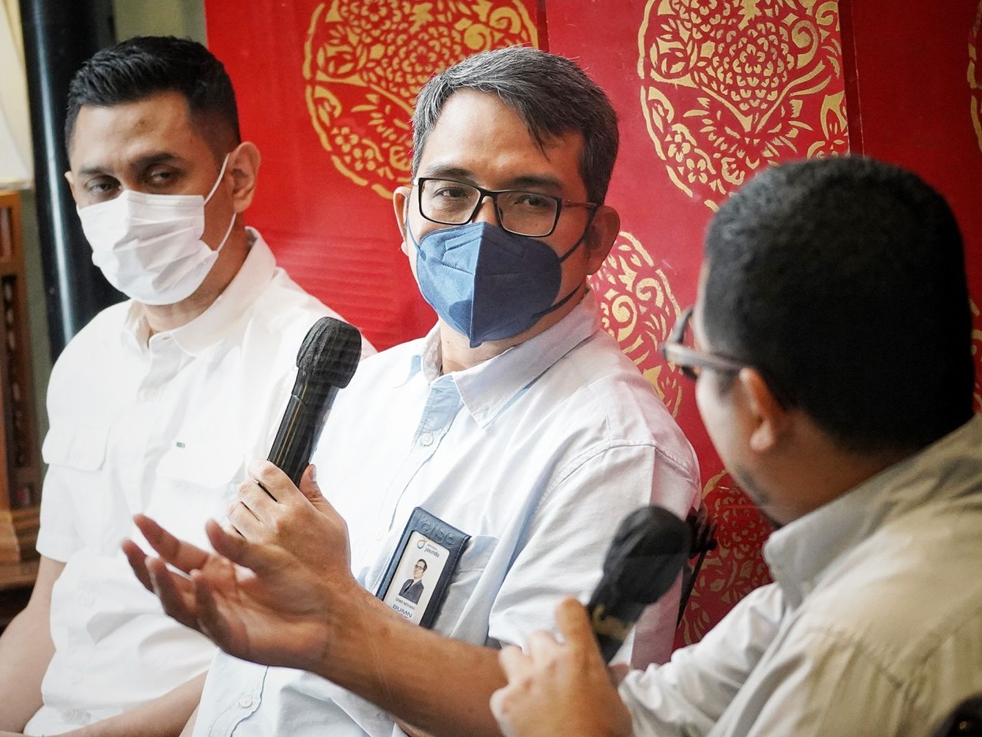 Diwe Novara (tengah).