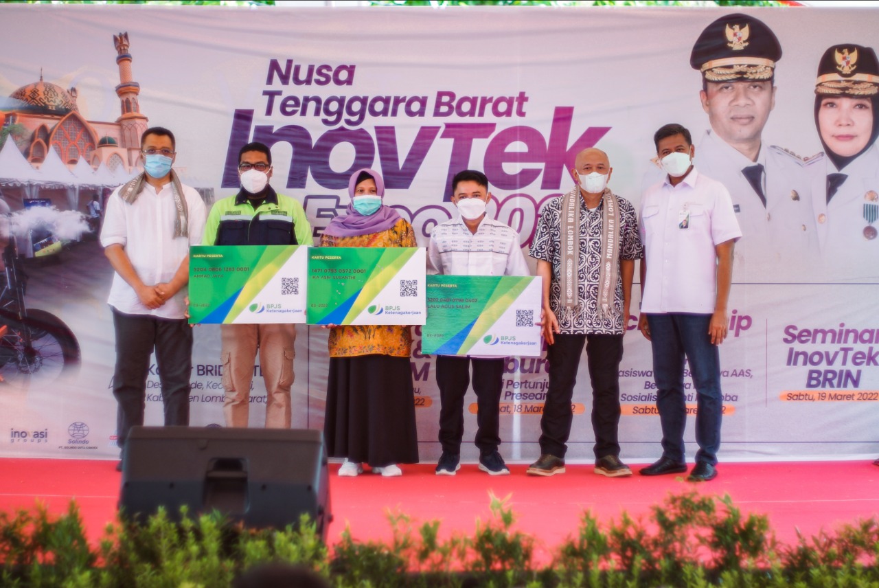  Penyerahan secara simbolis kartu kepesertaan kepada perwakilan peserta sebagai bukti aktifnya perlindungan jamsostek di Lombok Tengah, NTB.