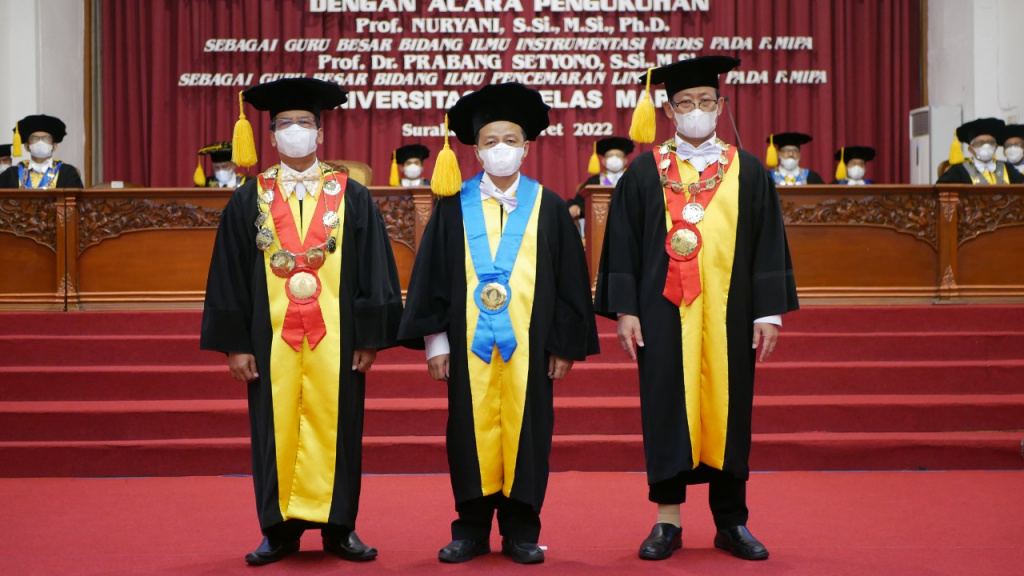 Rektor UNS Prof Jamal Wiwoho diapit dua guru besar baru dari FMIPA, Prof Nuryani dan Prof Prabang Setiyono. 