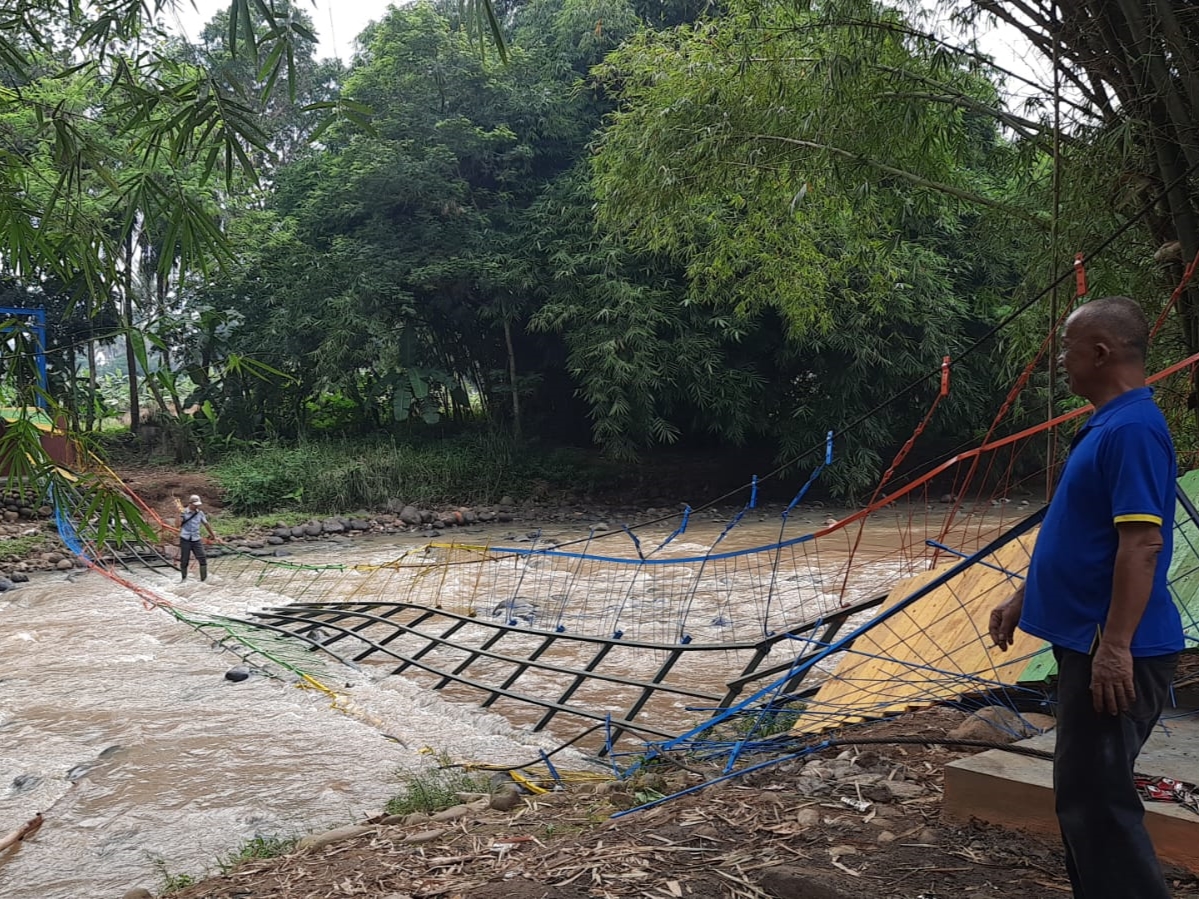 Jembatan gantung roboh.
