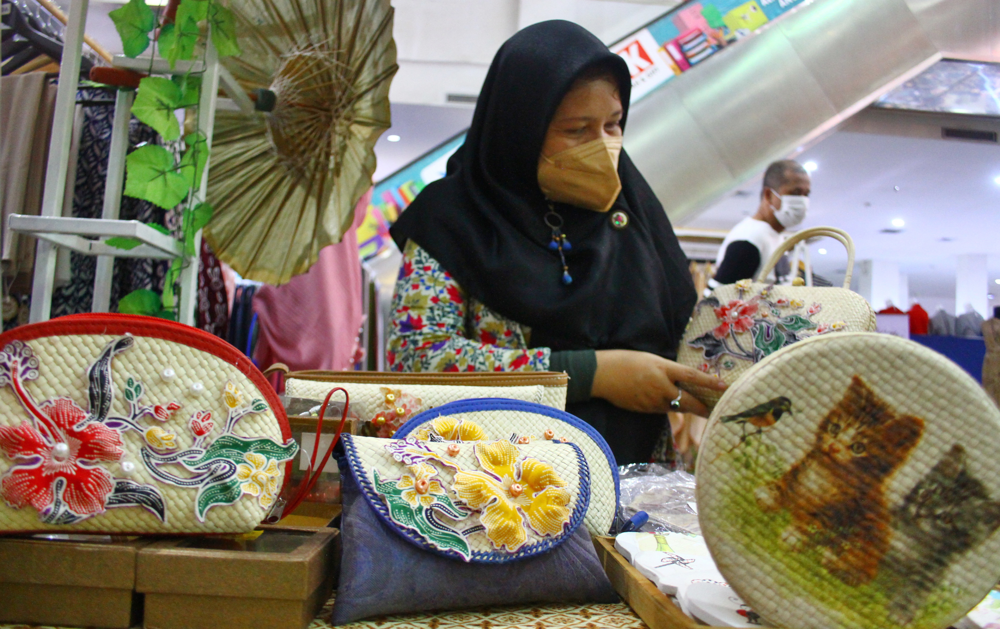 Pengunjung melihat produk asesoris bersertifikasi halal yang dipajang di pameran Malang Islamic Movement di Malang, Jatim, Kamis (2/12/2021)