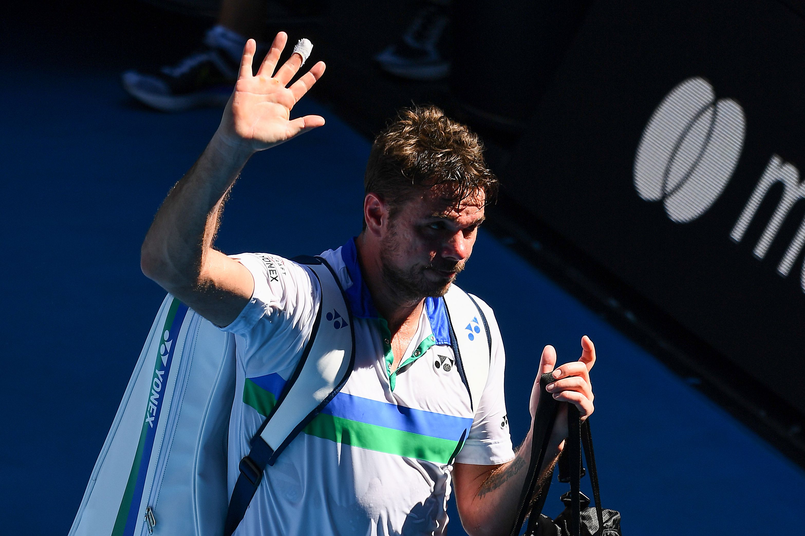 Petenis Swiss Stan Wawrinka meninggalkan lapangan setelah kalah dari petenis Hungaria, Marton Fucsovics, di Australia Terbuka 2021. 