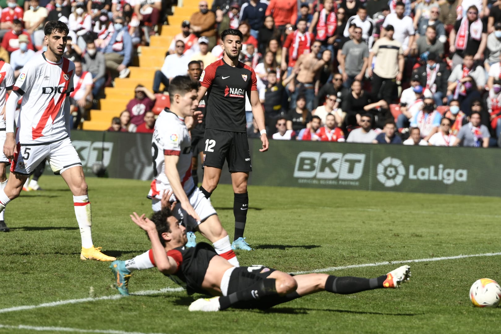 Thomas Delaney mencetak gol ke gawang Rayo Vallecano