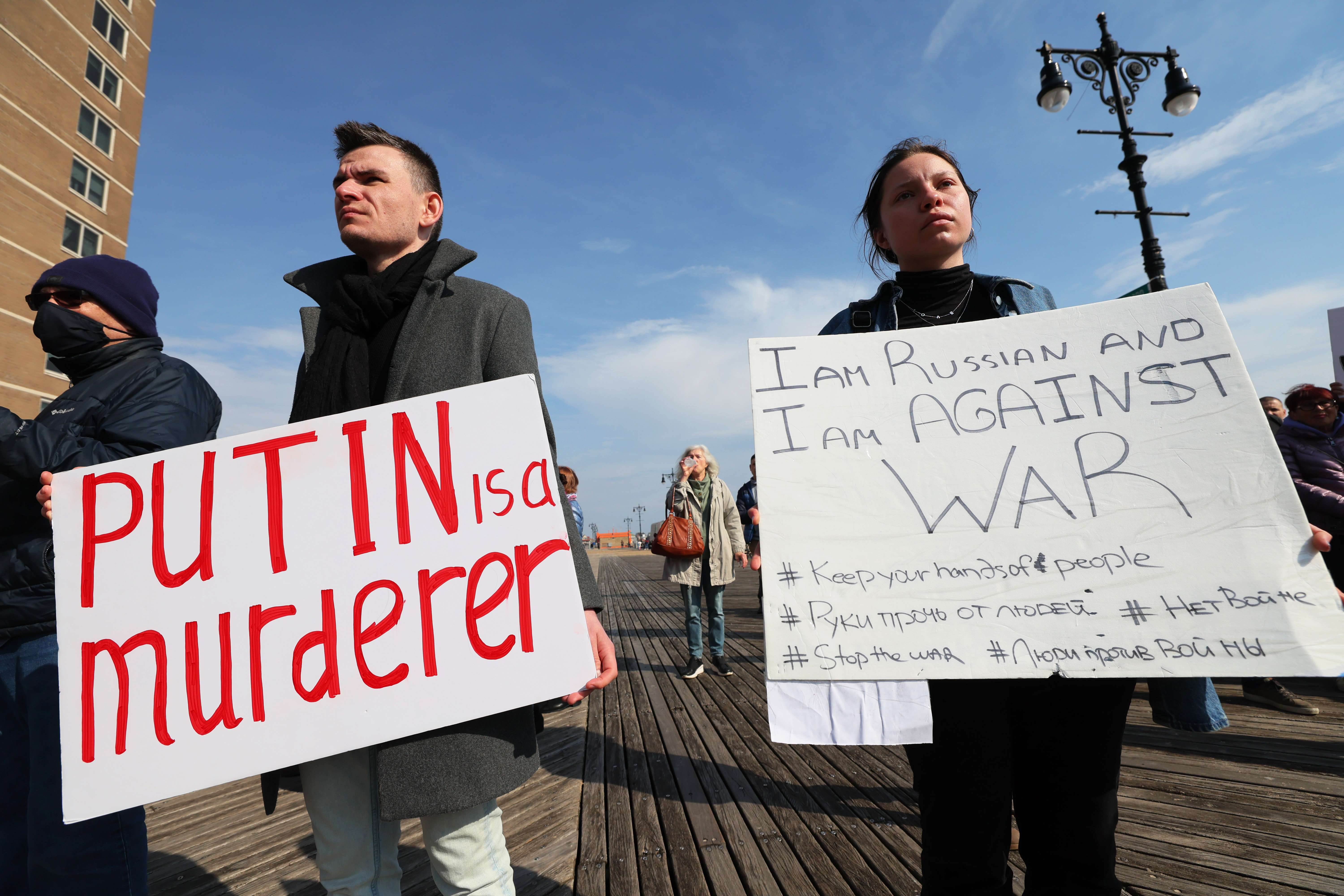 Aksi protes atas invasi Rusia ke Ukraina di New York