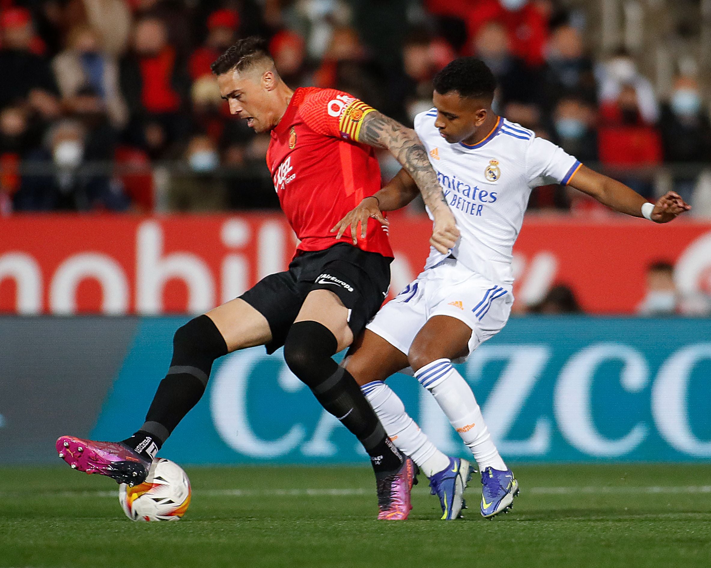 Kapten Mallorca, Antonio Raillo (kiri) saat berebut bola dengan pemain Real Madrid, Rodrygo dalam lanjutan La Liga, Selasa (15/3).  