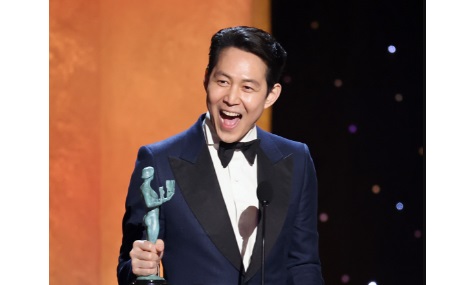 Bintang Squid Game, Lee Jung-jae memenangkan Aktor Terbaik Serial Drama di Screen Actors Guild Awards, Minggu (27/2).