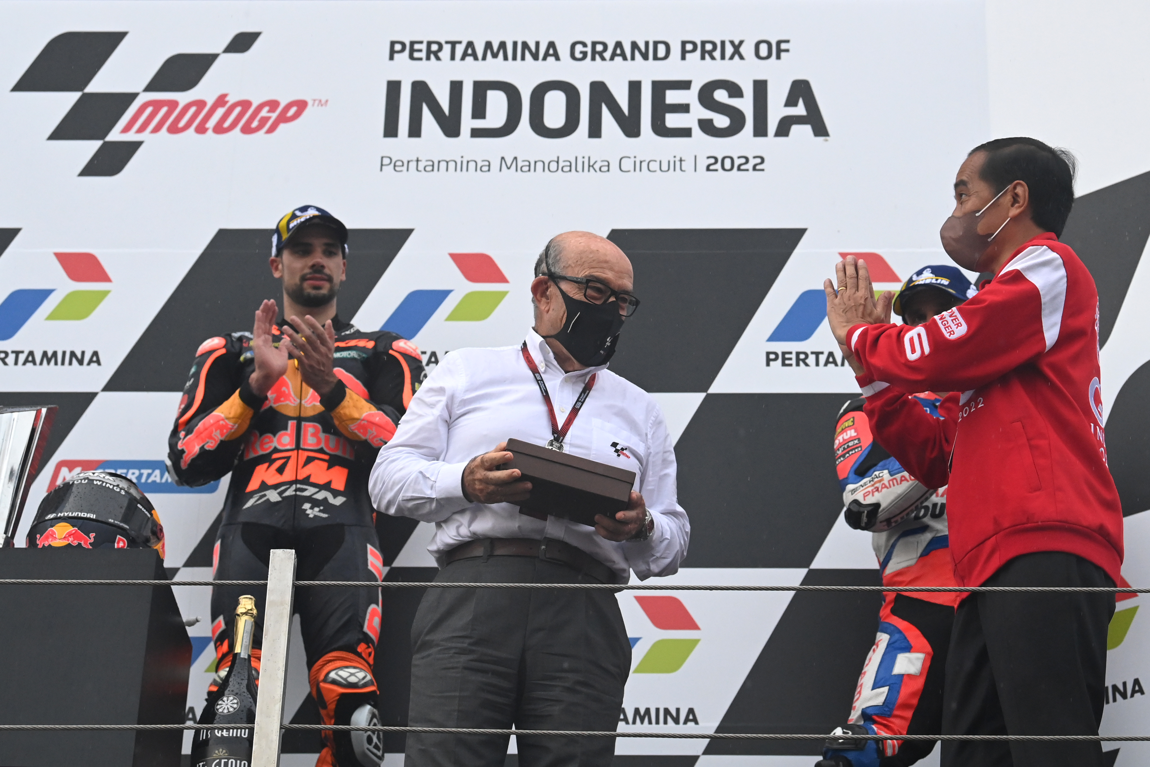 Presiden Joko Widodo (kanan) memberikan cenderamata kepada CEO Dorna Sports Carmelo Ezpeleta di Mandalika NTB, Minggu (20/3/2022).