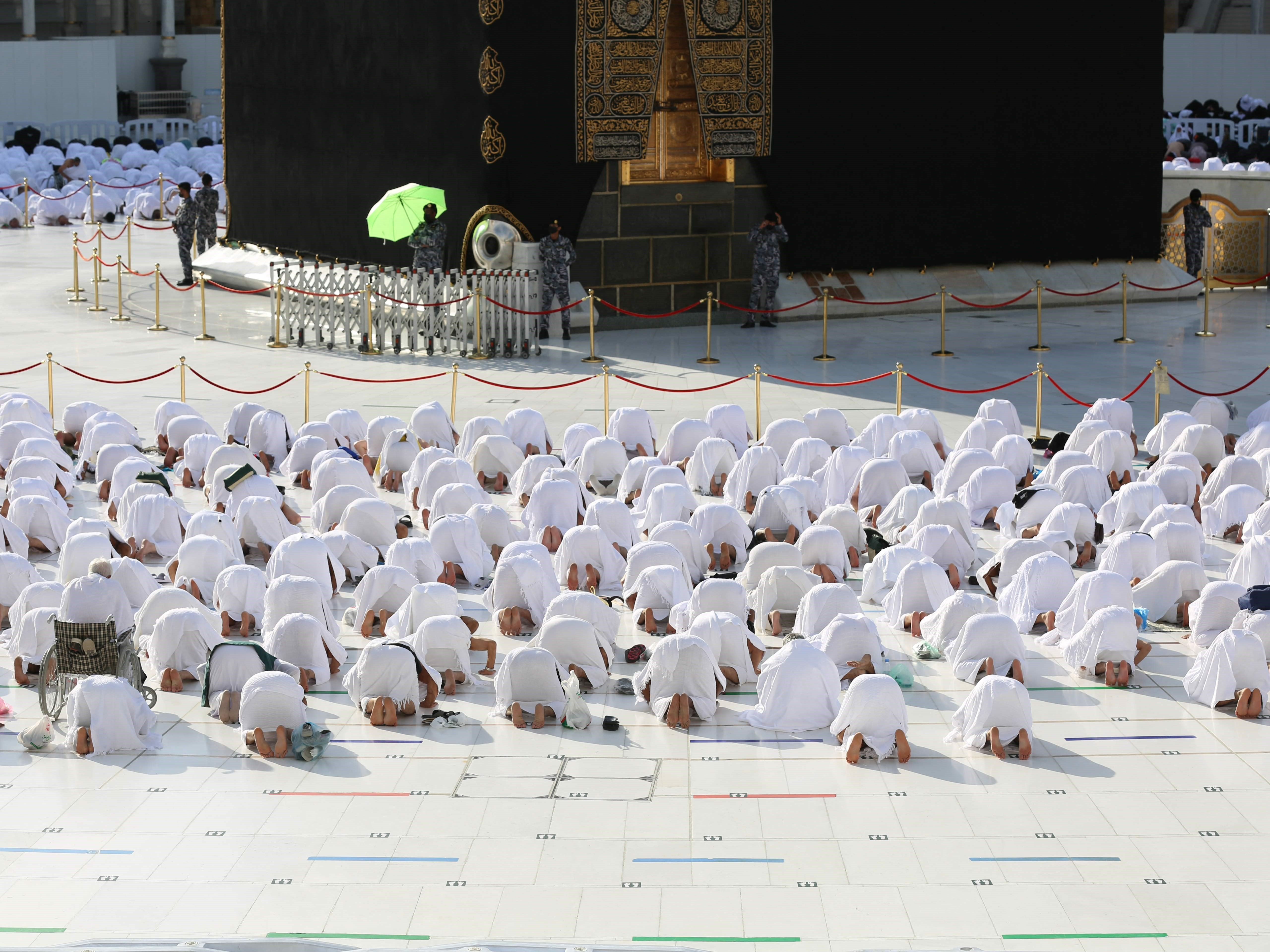 Barisan jemaah salat di Masjidil Haram di kota suci Mekah, Arab Saudi, pada 30 Desember 2021.