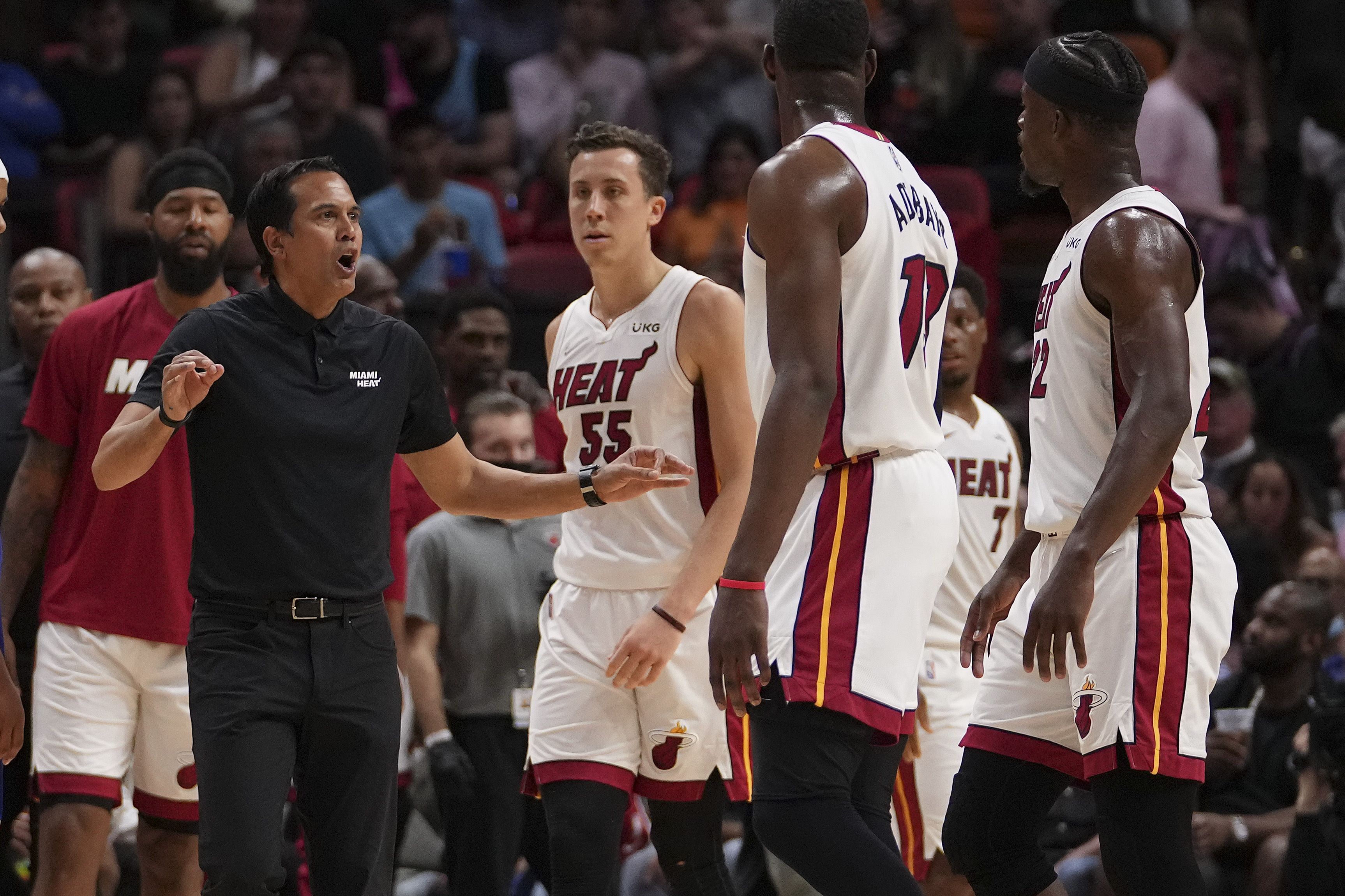 Pelatih Miami Heat  Erik Spoelstra memberikan instruksi kepada pemainnya