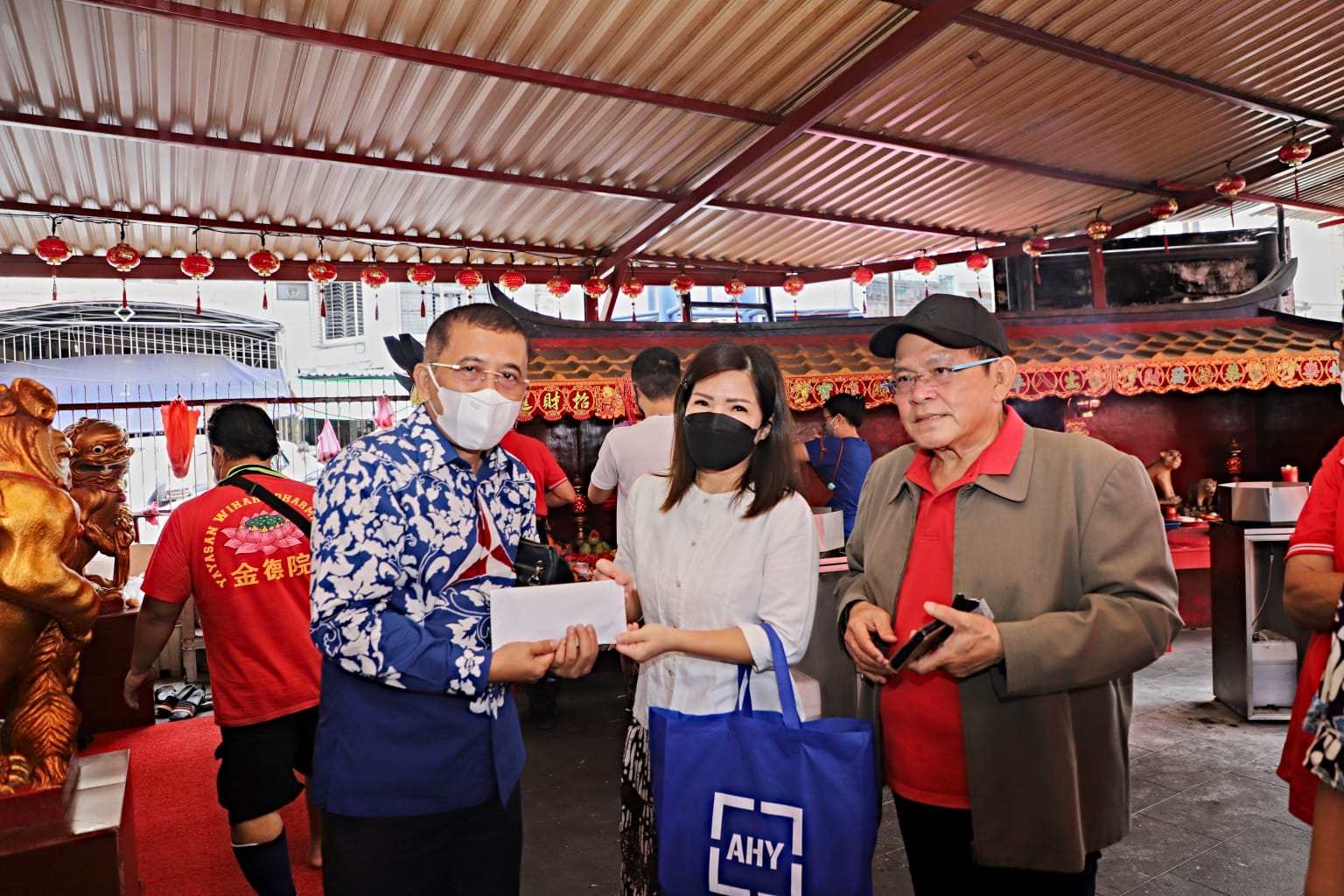 Ketua DPD Partai Demokrat DKI Jakarta, Mujiyono mengunjungi Vihara Dharma Bhakti di Jakarta Barat disambut Ketua Yayasan Dharma Bhakti, Shir