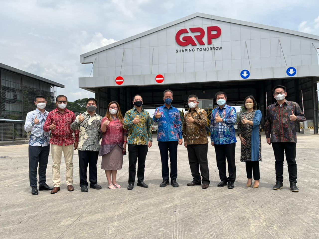 Menteri Perindustrian Agus Gumiwang Kartasasmita (batik biru, tengah) usai melepas ekspor baja PT GRP, Tbk, ke AS, Senin (21/3).