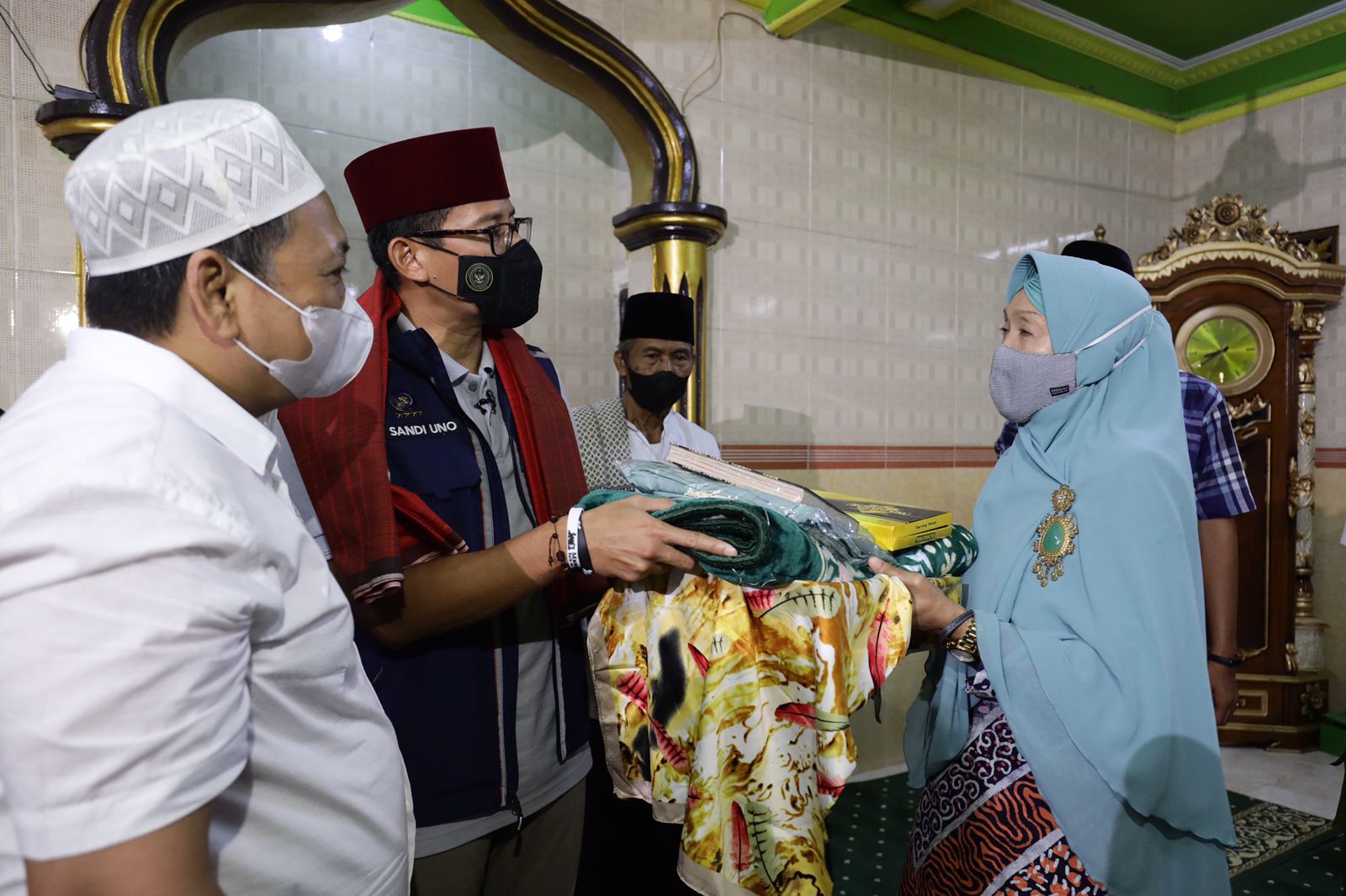 Sandiaga Uno bersama Rumah SandiUno Indonesia (RSI) memberikan bantuan karpet dan sound sistem di musala Al-Musyarrofah, Petamburan, Jakpus