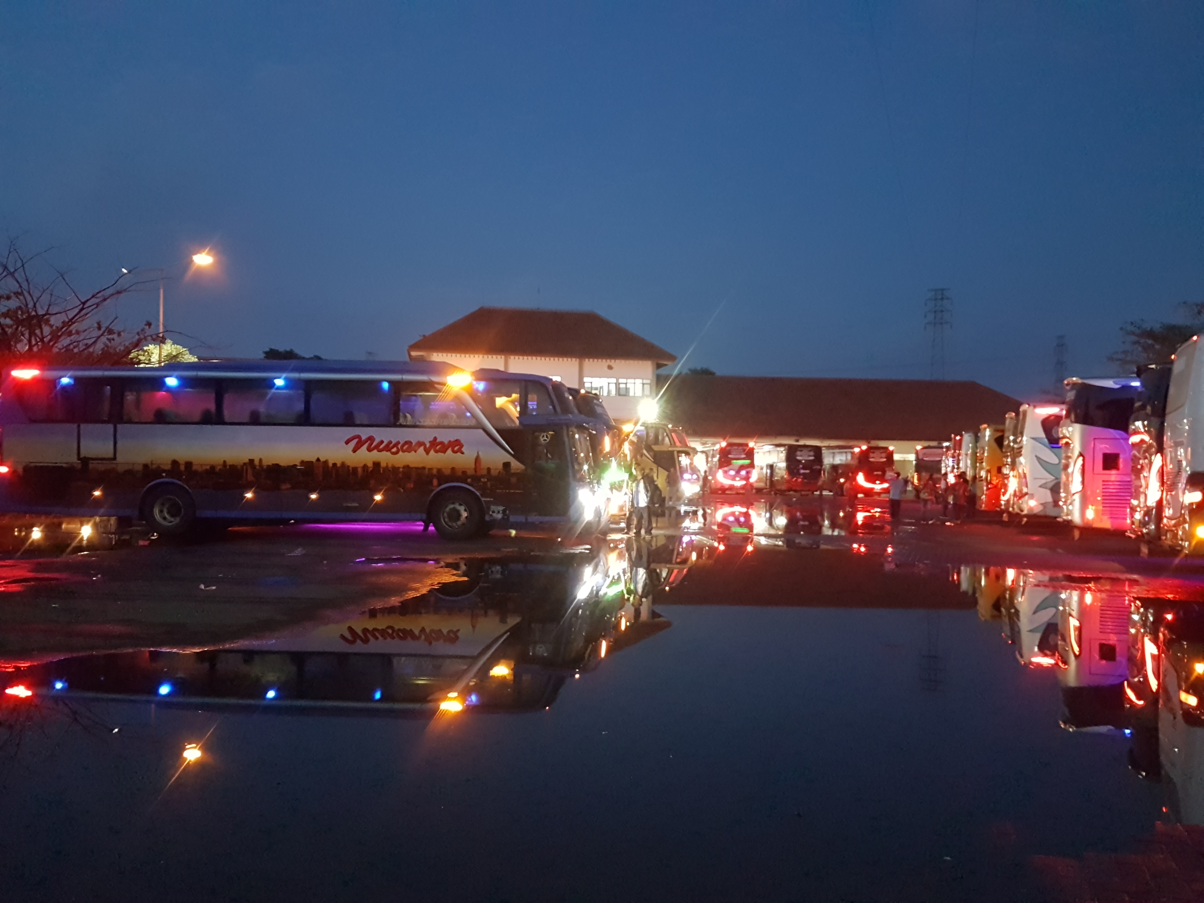 Bus Antarkota ANtar Provinsi Terparkir di Terminal Induk jati Kudus