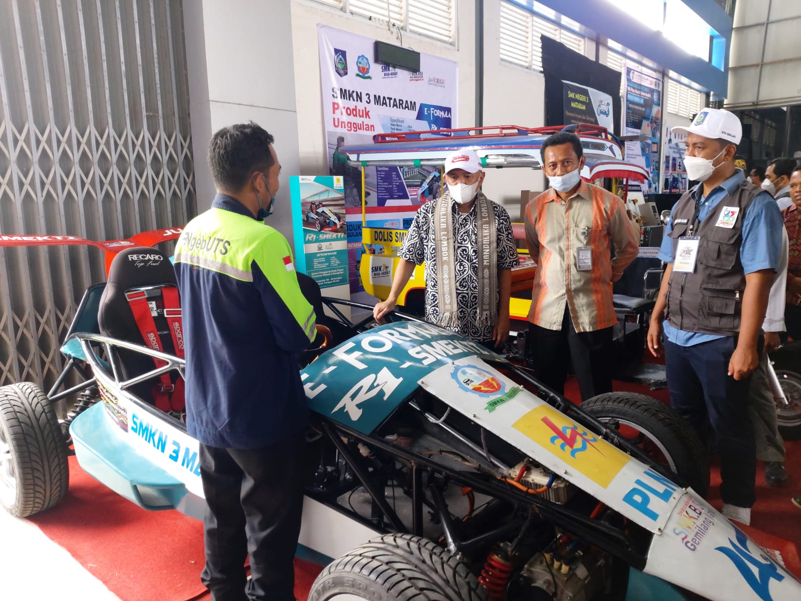 Menteri Koperasi dan UKM Teten Masduki (kedua kiri) mengunjungi stand UMKM dalam acara NTB Inovtek Expo 2022, Lombok, NTB, Jumat (18/3).