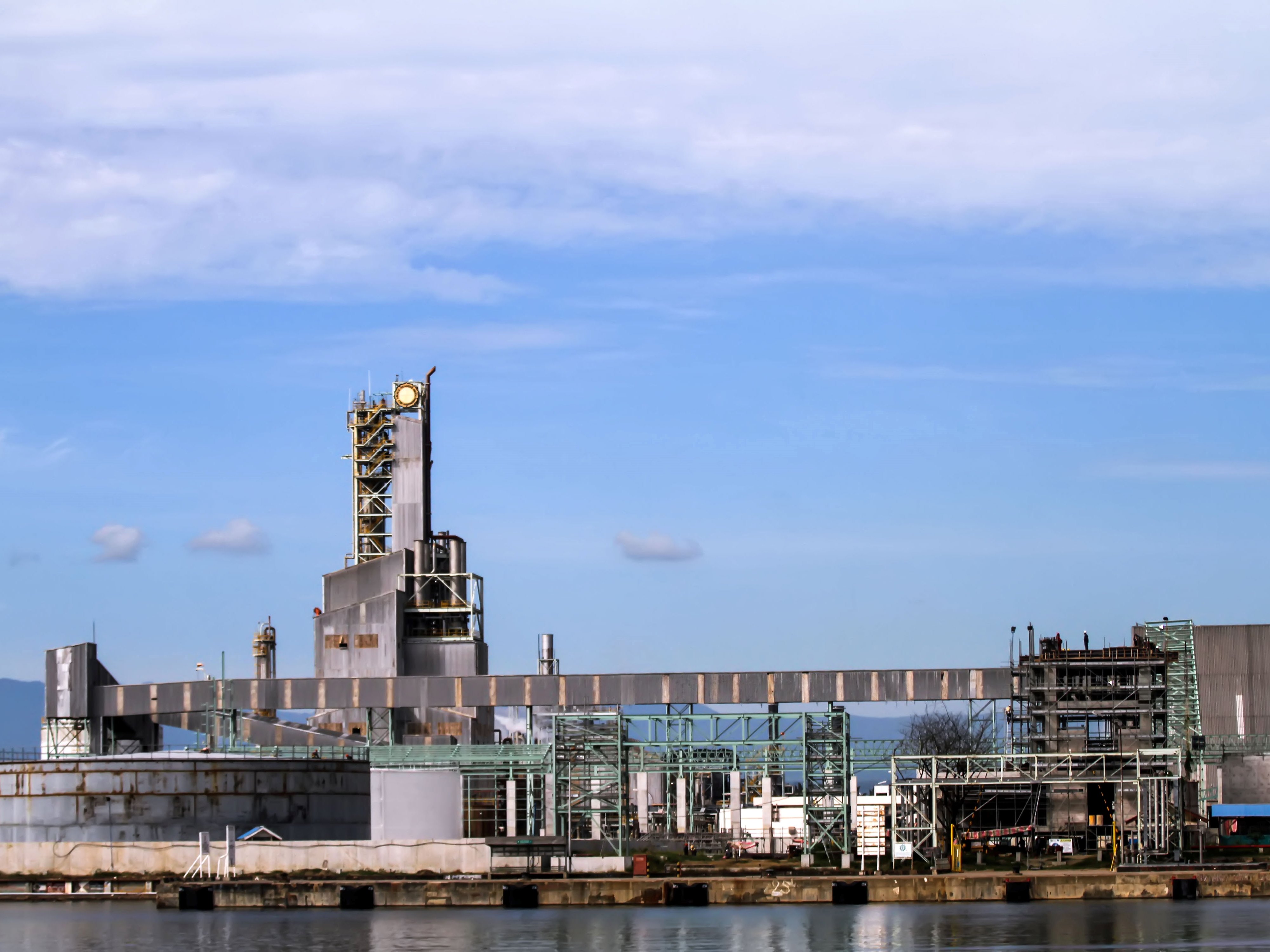 Suasana pabrik PT Pupuk Iskandar Muda (PIM) yang terhenti operasionalnya karena terkendala bahan baku di Kecamatan Dewantara, Aceh Utara.