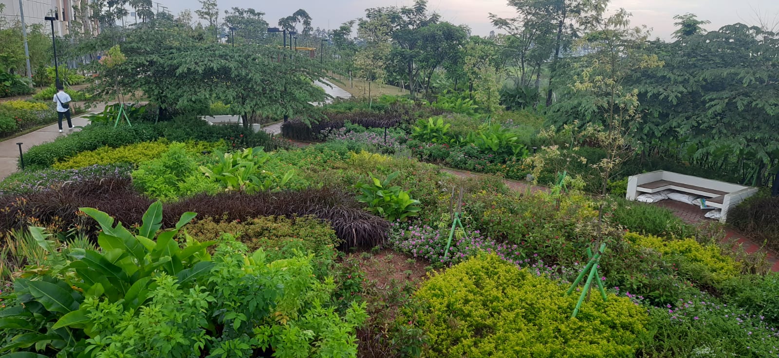 Ruang terbuka hijau di sekitar Sayana Apartments. 