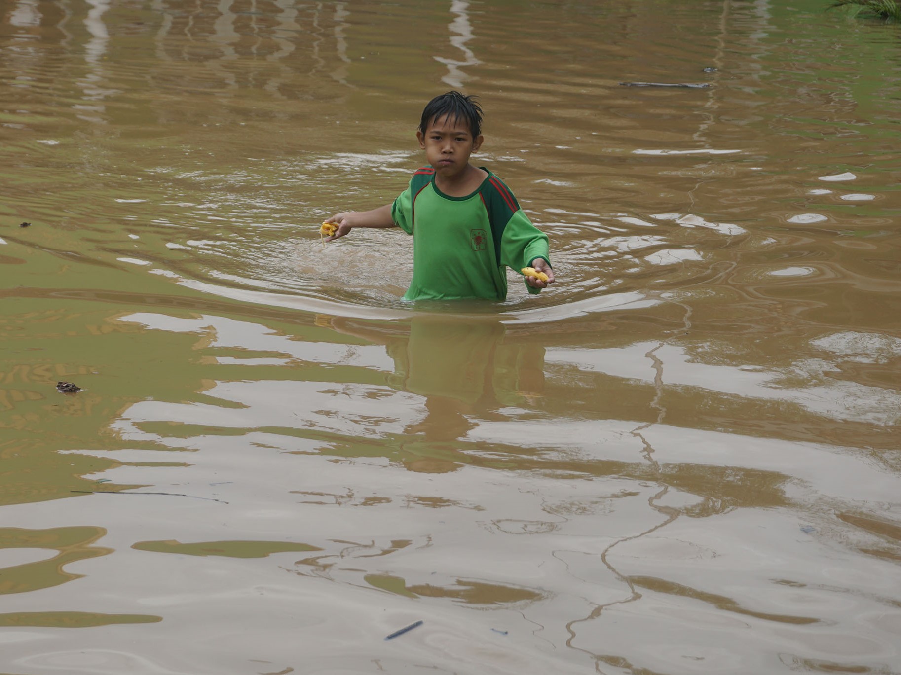 Sejumlah warga tengah melintas di Desa Gebangsari, Kecamatan Tambak, Banyumas, Jawa Tengah (Jateng), pada Selasa (15/3).