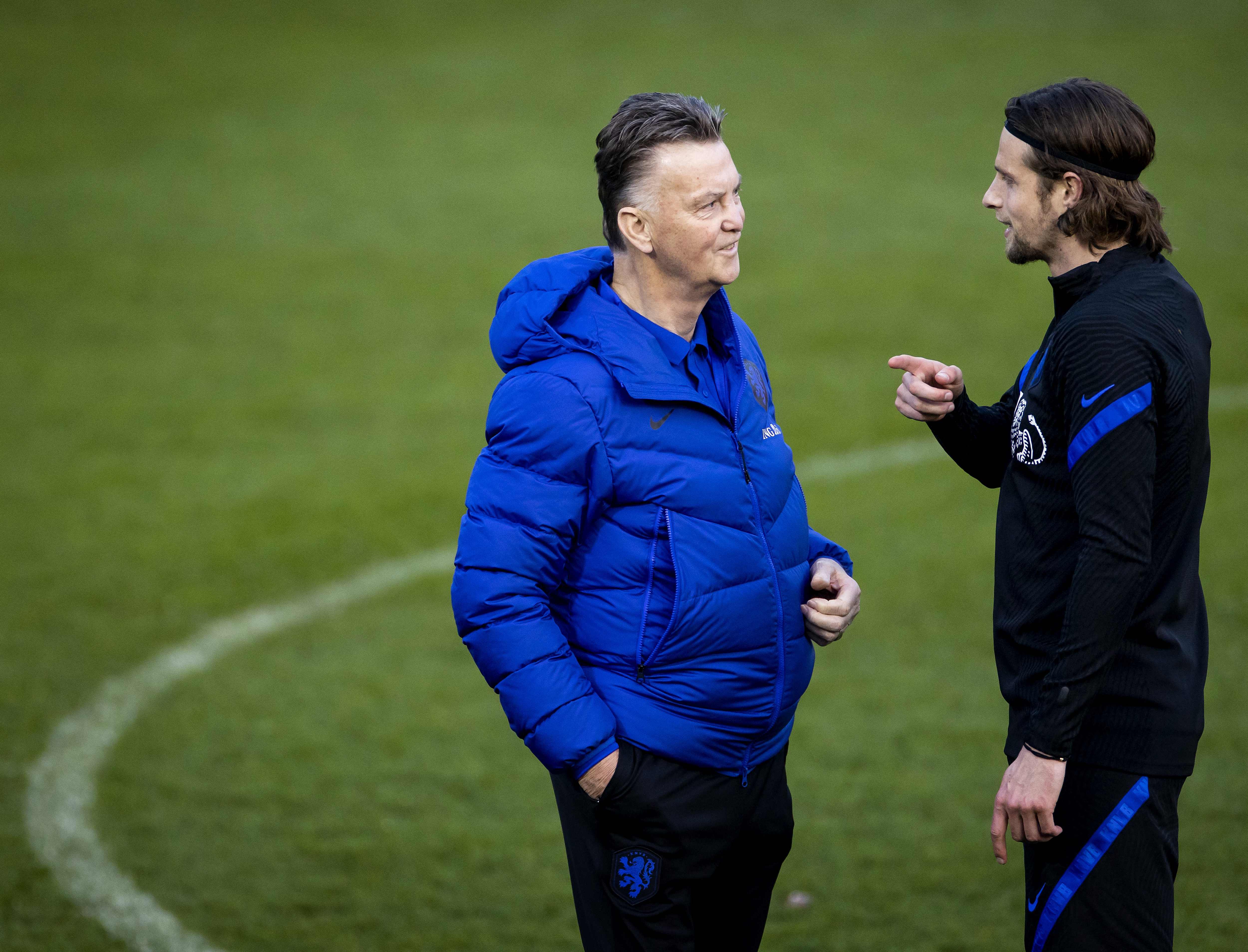 Pelatih timnas Belanda Louis van Gaal (kiri)
