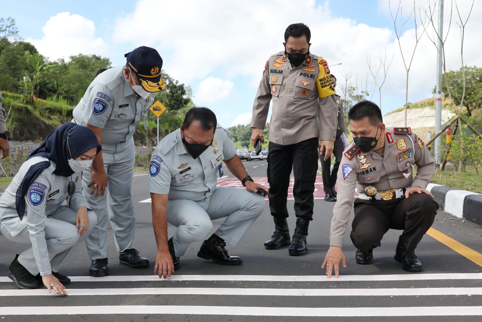 Jasa raharja bersama Korlantas Polri meninjau rambu Redspot di Mandalika, NTB