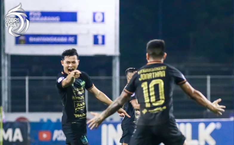 Bek PSIS Alfeandra Dewangga (kiri) melakukan selebrasi usai mencetak gol ke gawang Bhayangkara FC di laga Liga 1.