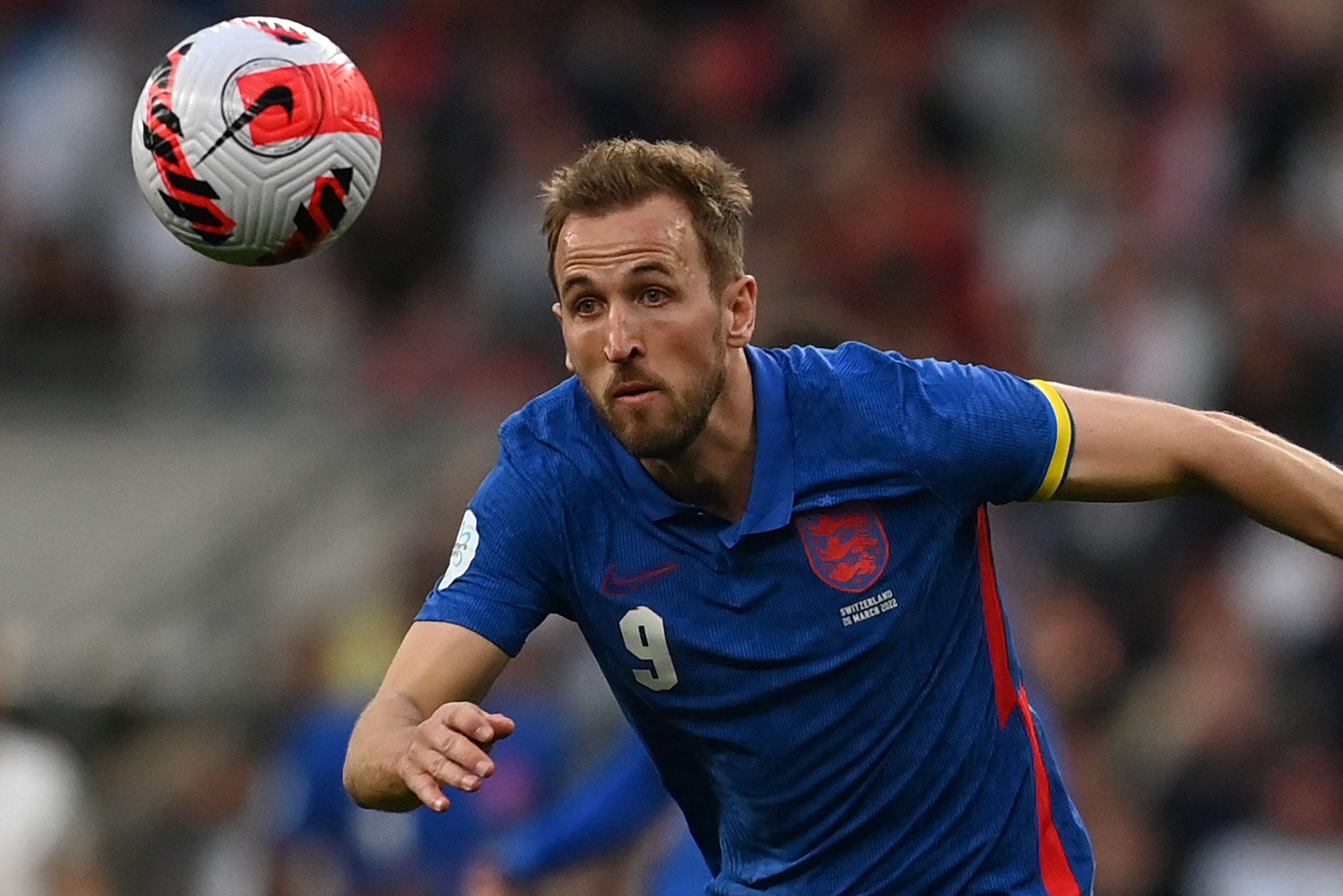 Pemain timnas Inggris, Hary Kane, saat berusaha mengamankan bola.