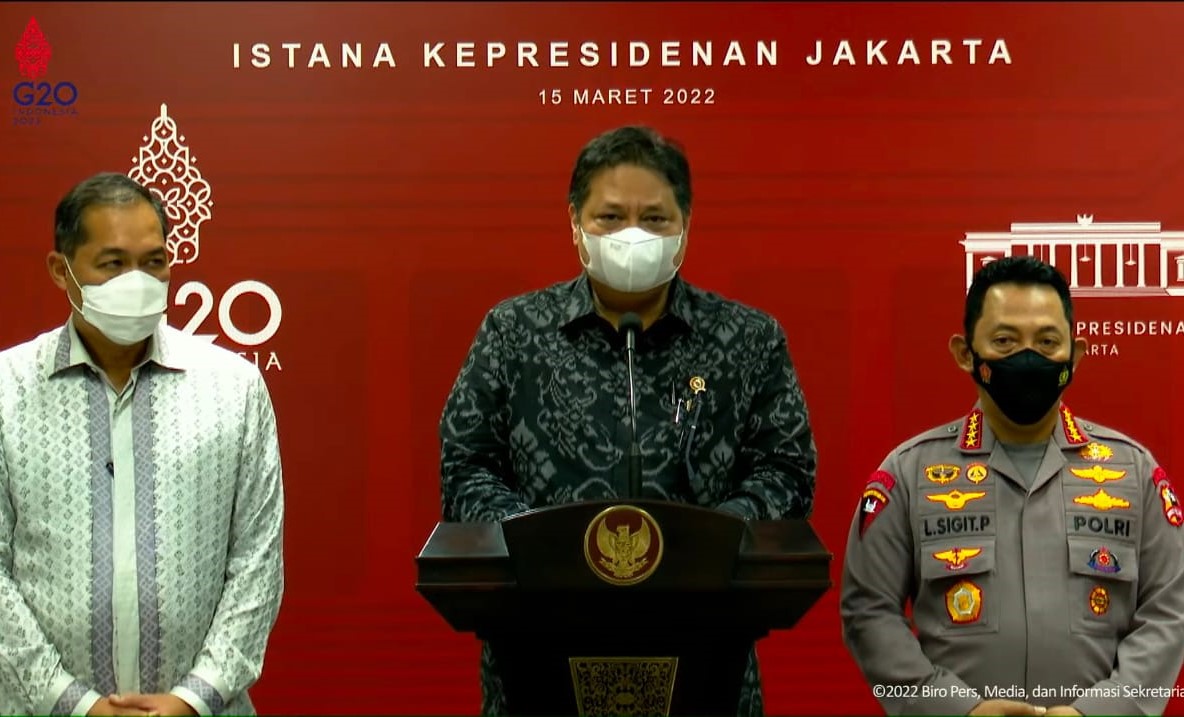 Menko Perekonomian Airlangga H (tengah) bersama Mendag M Lutfi (kiri) dan Kapolri Listyo Sigit P (kanan)