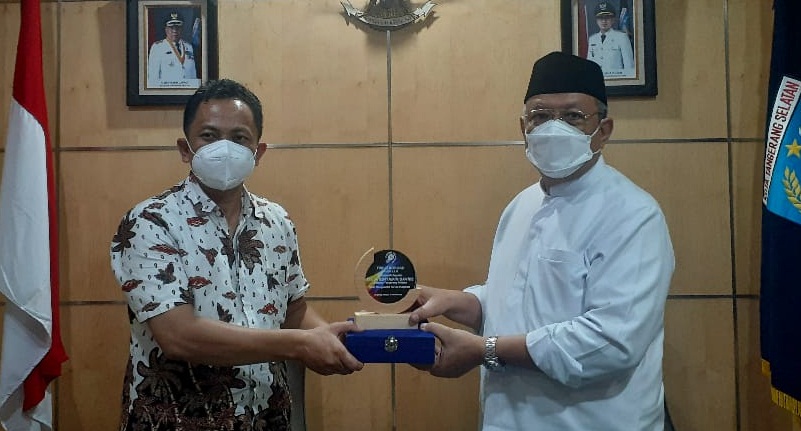 Wali Kota Tangsel Benyamin Davnie