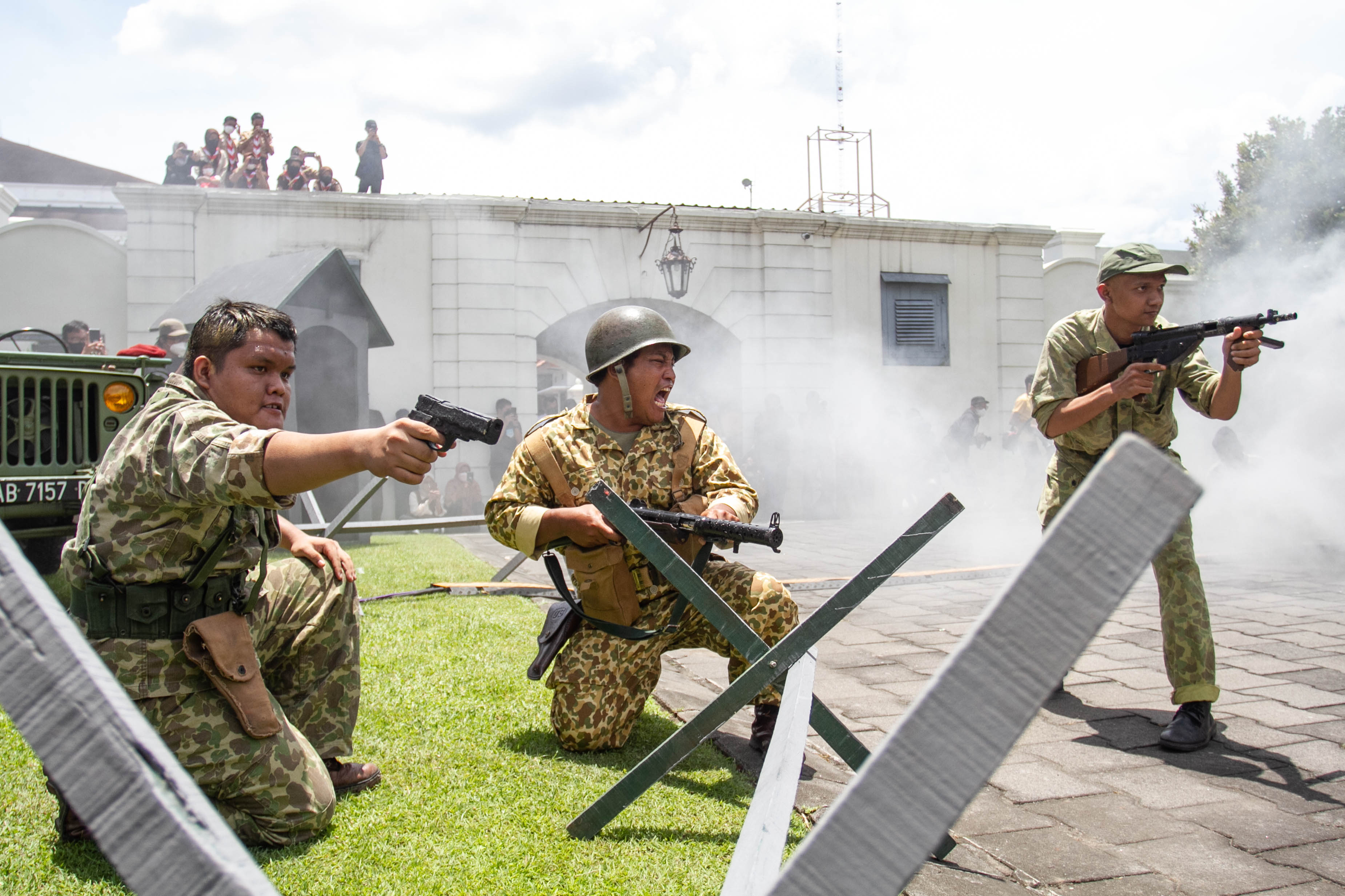  Komunitas Djokjakarta 1945 melakukan drama teaterikal perang di Museum Benteng Vredeburg, Yogyakarta, Selasa (1/3/2022).