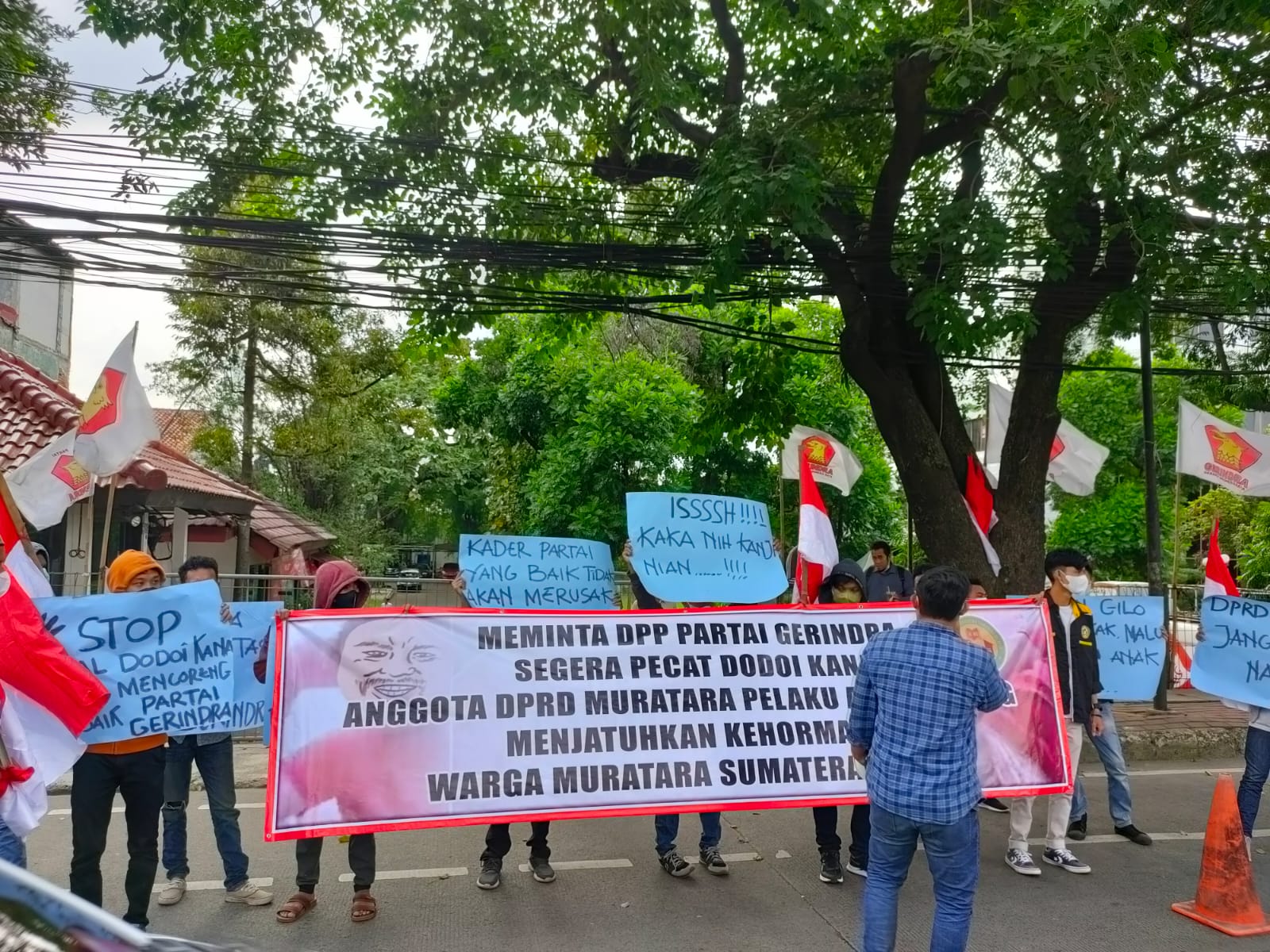 IKATAN Keluarga Mahasiswa Sumatera Selatan (IKMS) meminta DPP Partai Gerindra memecat kadernya, oknum Anggota DPRD Kabupaten Muratara yang d