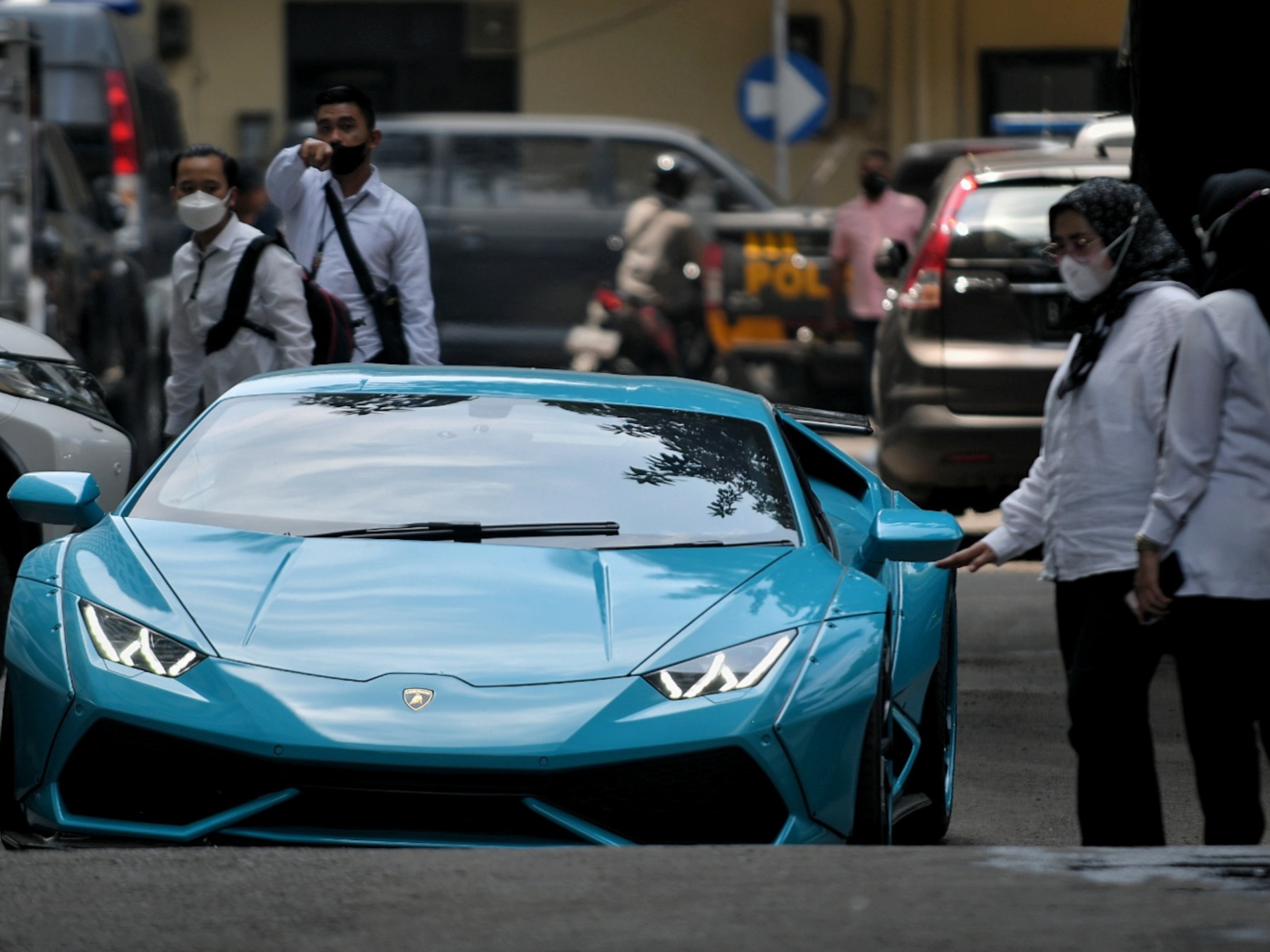 Sejumlah kendaraan milik tersangka kasus binary option Quotex Doni Salmanan terparkir di Bareskrim, Mabes Polri, Jakarta, Senin (14/3/2022).