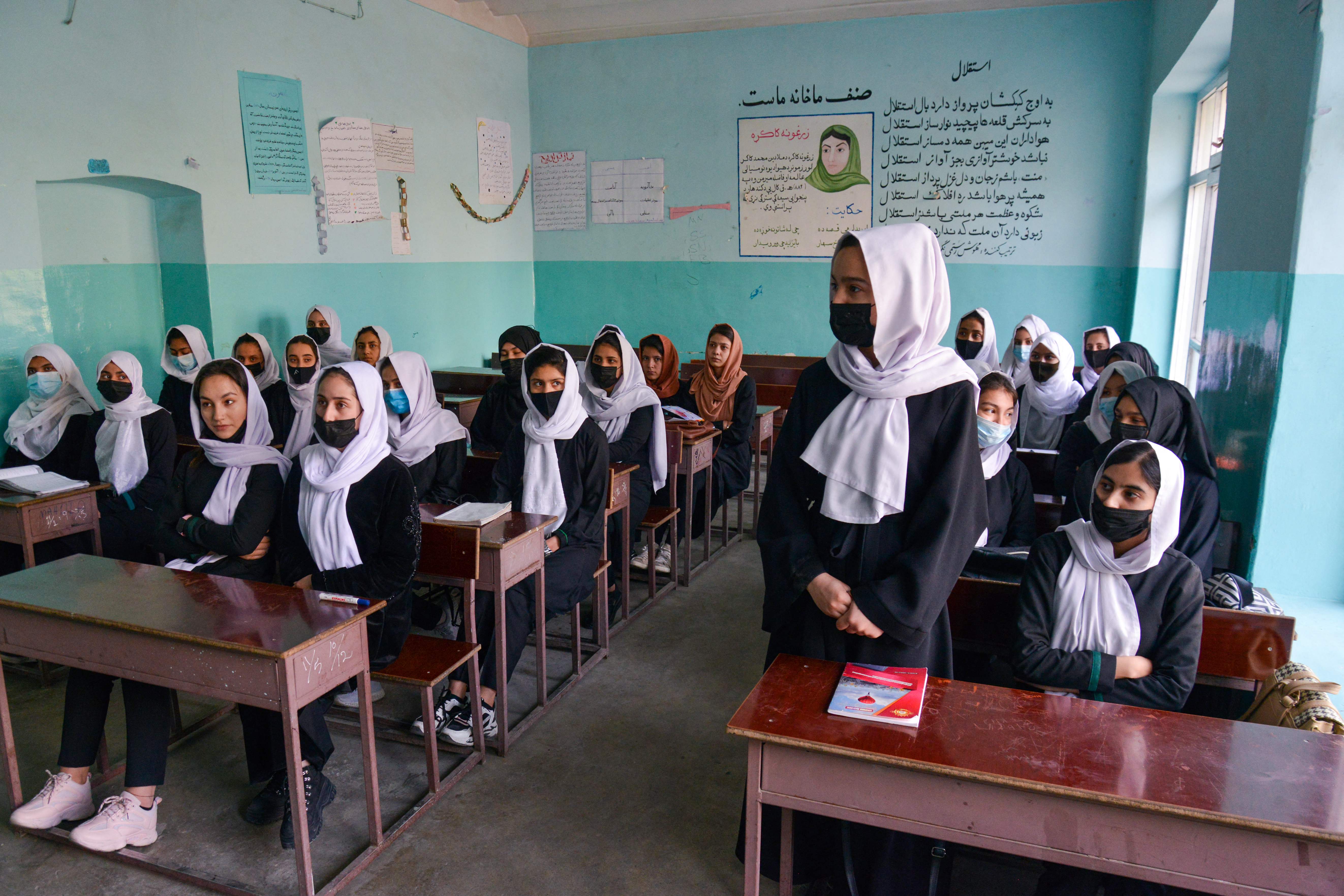 Pelajar putri berada di kelas setelah sekolah mereka dibuka kembali di Kabul, Afghanistan, Rabu (23/3).